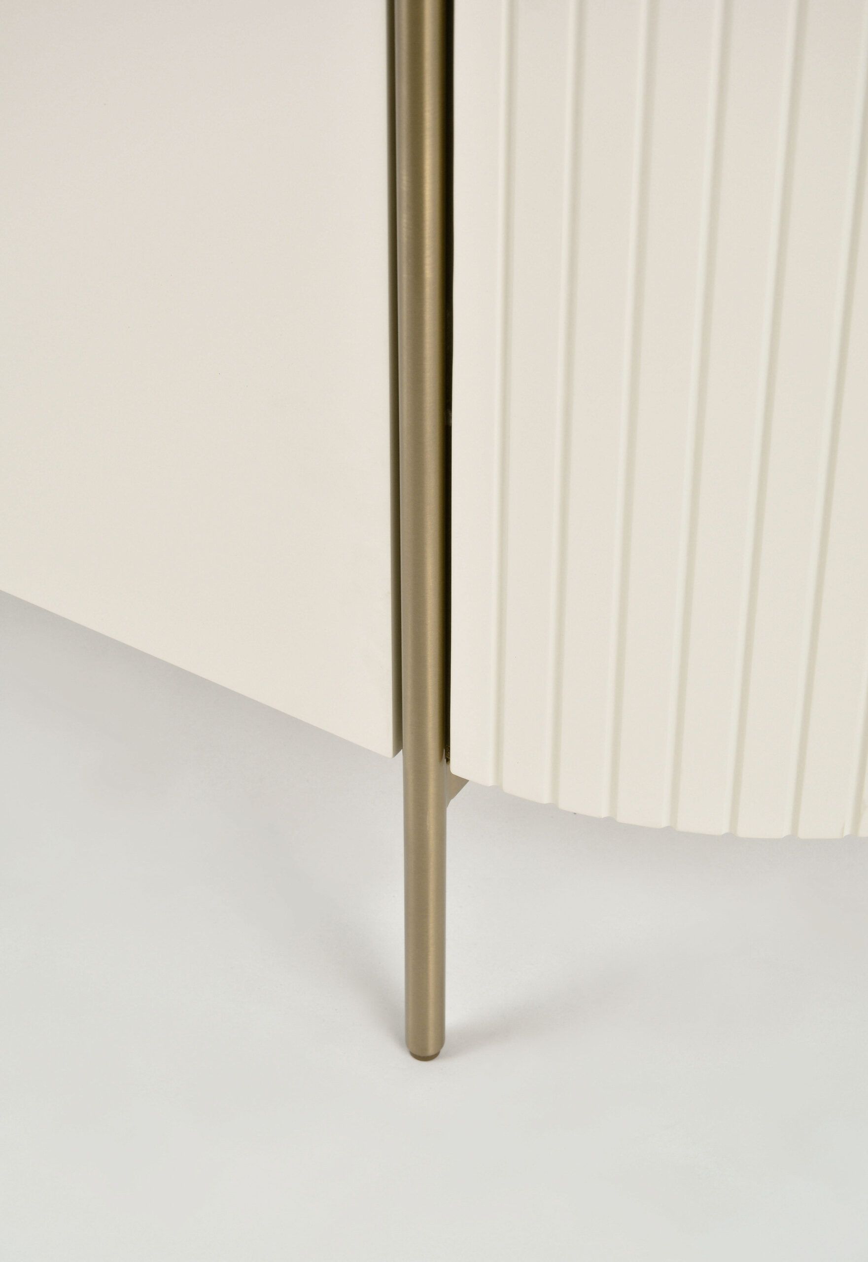 KOMODA w kolorze złamanej bieli z złotymi detalami, zaokrąglone, ryflowane boki, nowoczesny styl, premium KOMODA w kolorze złamanej bieli z złotymi detalami, zaokrąglone, ryflowane boki, nowoczesny styl, premium