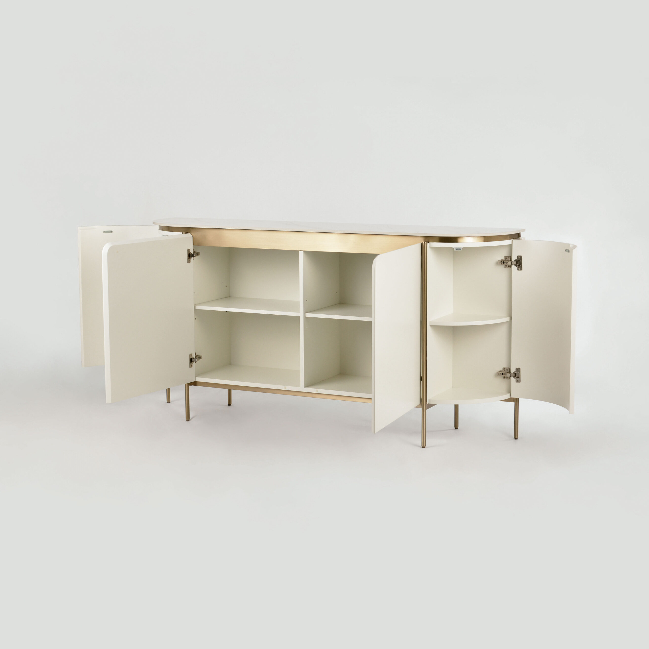 KOMODA w kolorze złamanej bieli z złotymi detalami, zaokrąglone, ryflowane boki, nowoczesny styl, wyjątkowa KOMODA w kolorze złamanej bieli z złotymi detalami, zaokrąglone, ryflowane boki, nowoczesny styl, wyjątkowa