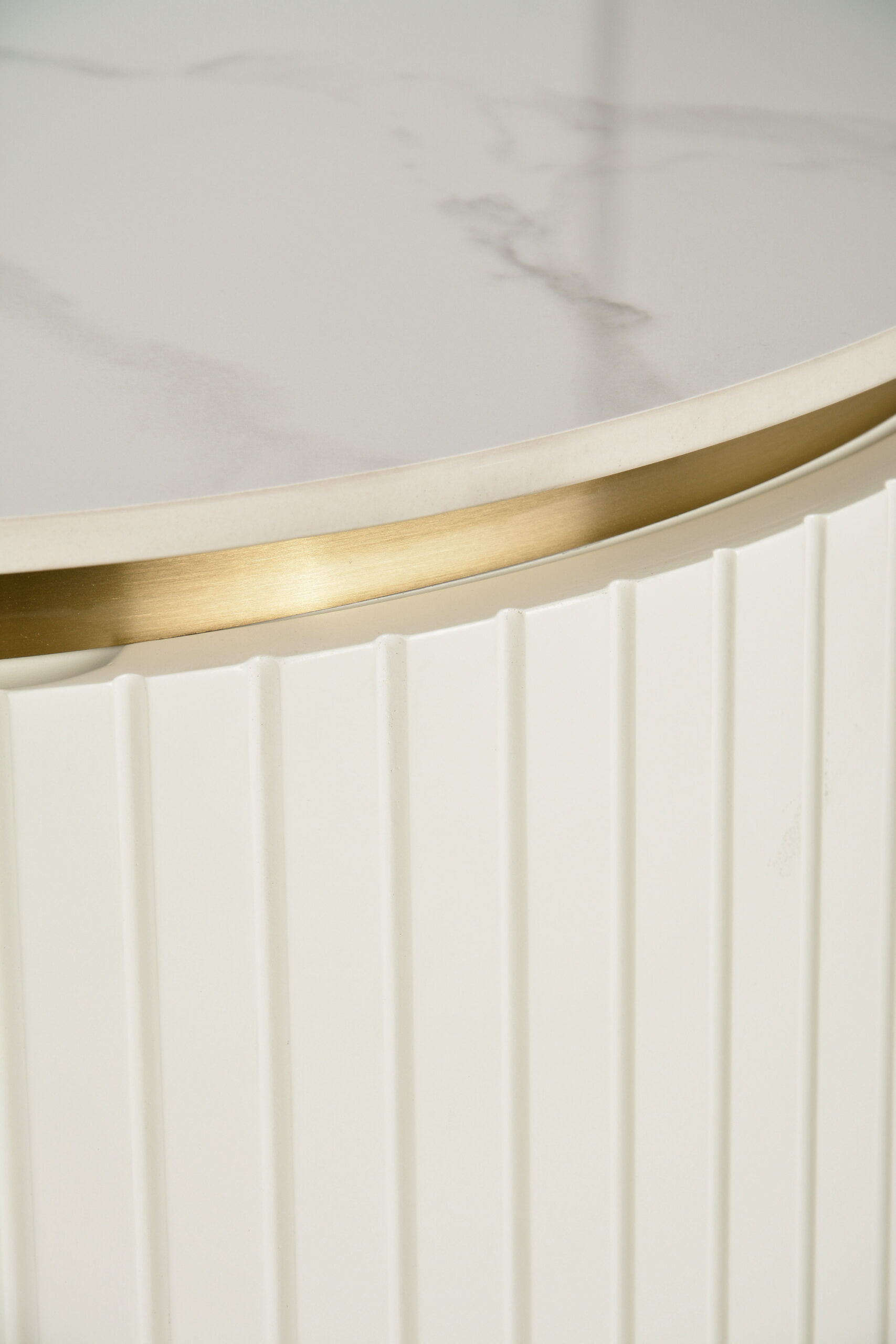 KOMODA w kolorze złamanej bieli z złotymi detalami, zaokrąglone, ryflowane boki, nowoczesny styl, wyrafinowana KOMODA w kolorze złamanej bieli z złotymi detalami, zaokrąglone, ryflowane boki, nowoczesny styl, wyrafinowana