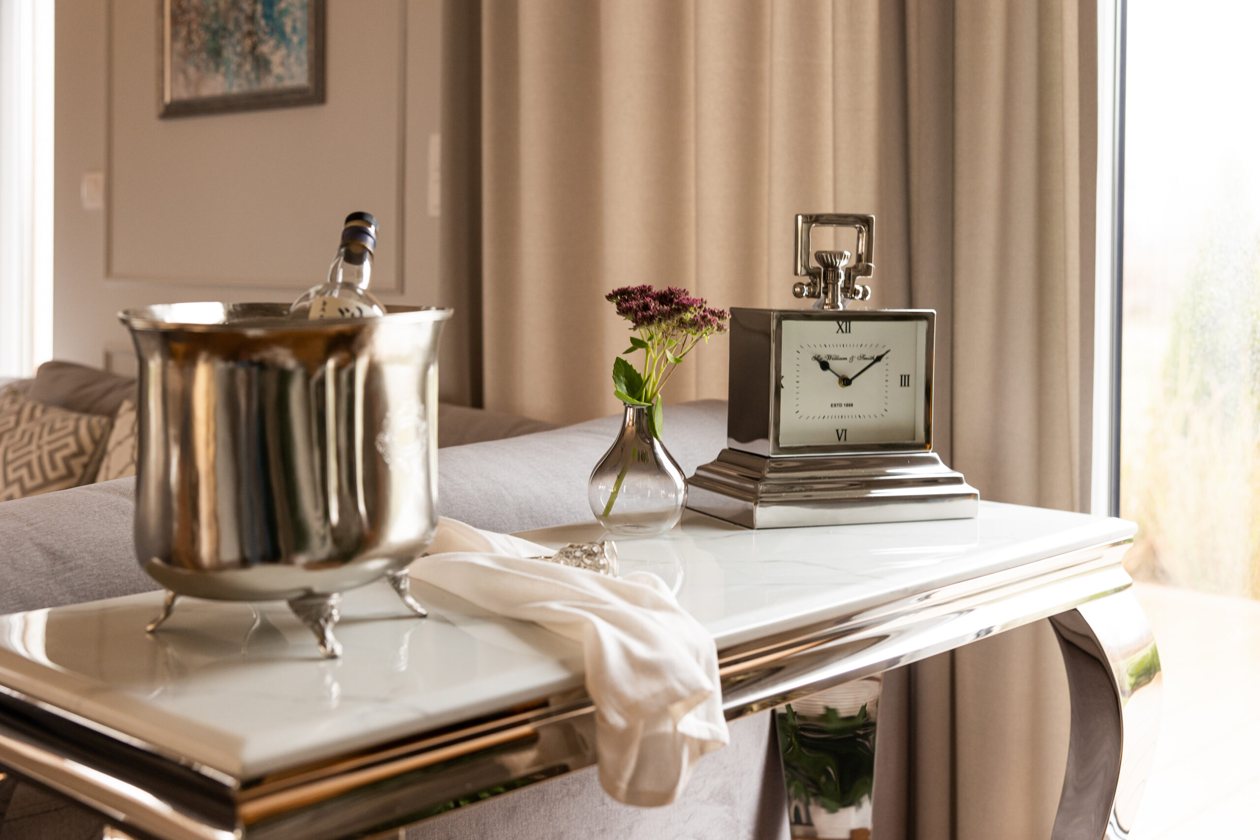 KONSOLA na srebrnych, wyprofilowanych nogach, biały blat z spieku marmurowego, klasyczny styl, piękna KONSOLA na srebrnych, wyprofilowanych nogach, biały blat z spieku marmurowego, klasyczny styl, piękna