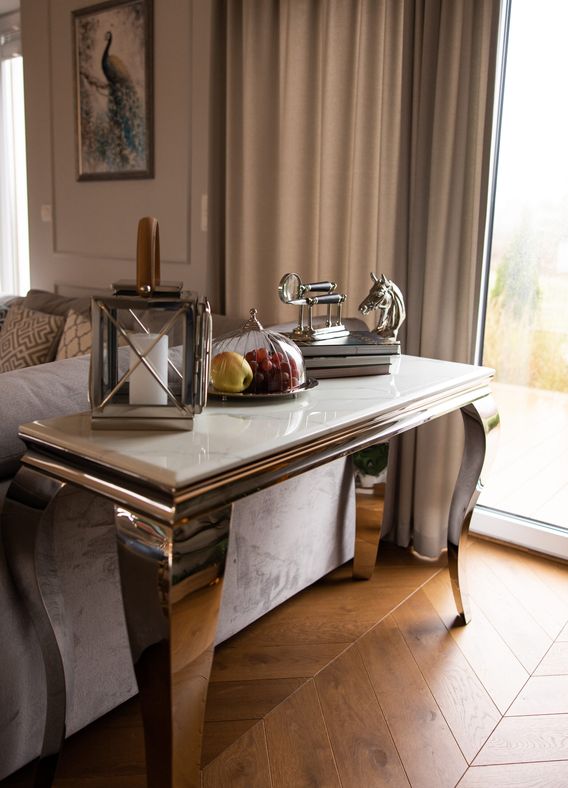 KONSOLA na srebrnych, wyprofilowanych nogach, biały blat z spieku marmurowego, klasyczny styl KONSOLA na srebrnych, wyprofilowanych nogach, biały blat z spieku marmurowego, klasyczny styl