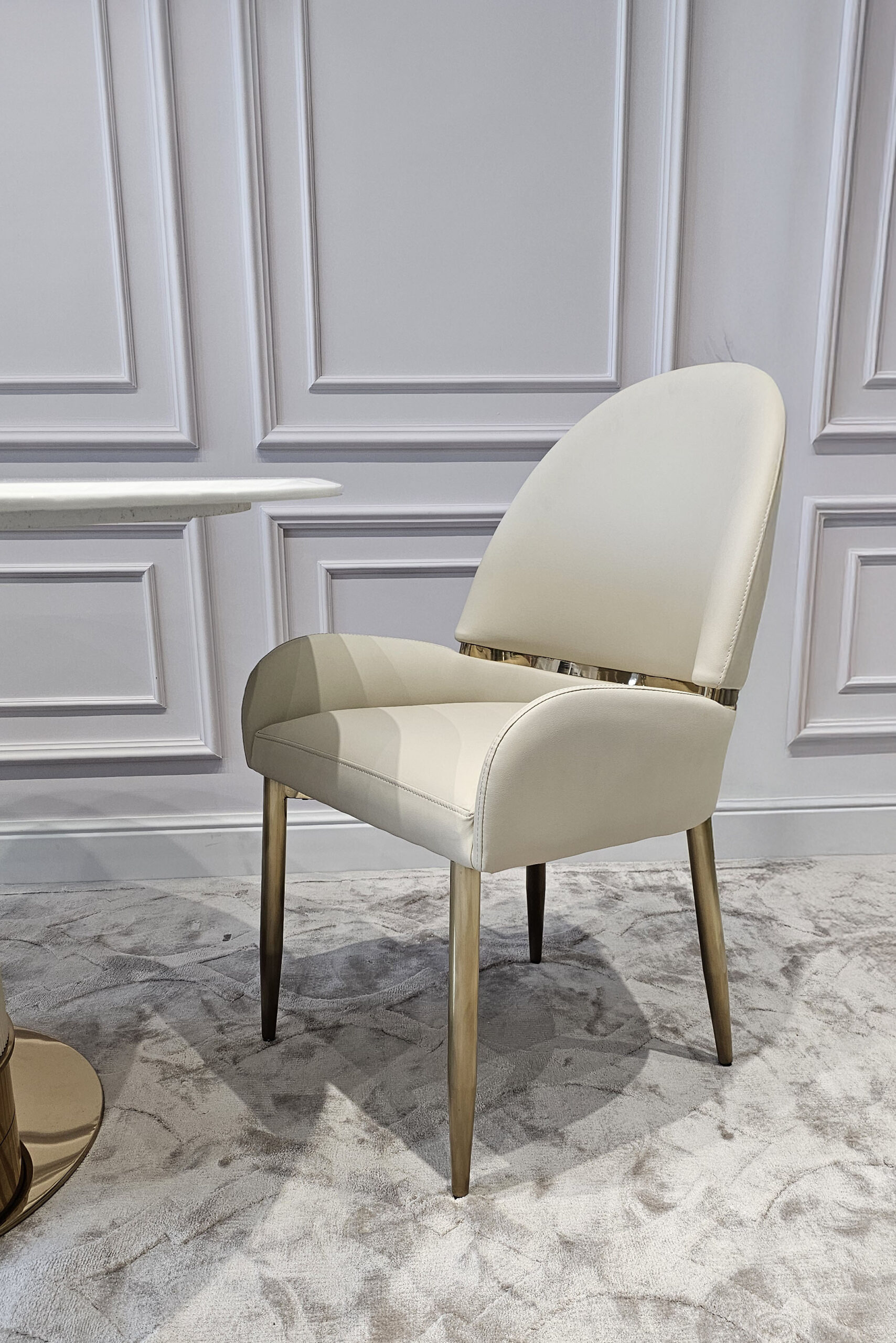 KRZESŁO JADALNIANE z profilowanym oparciem, biała eko skóra, złoty metalowy stelaż, nowoczesne