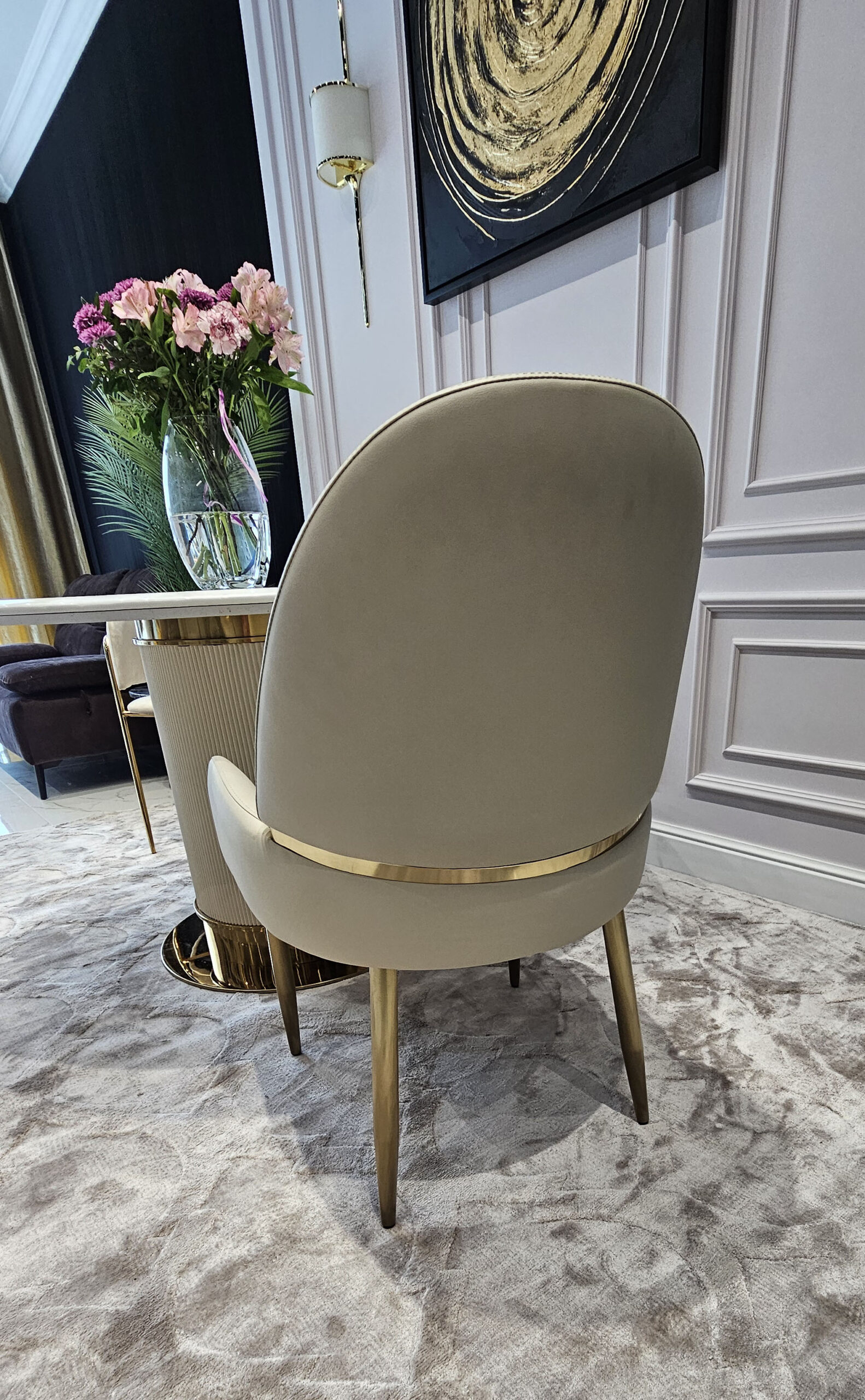 KRZESŁO JADALNIANE z profilowanym oparciem, biała eko skóra, złoty metalowy stelaż, nowoczesne, ekskluzywne