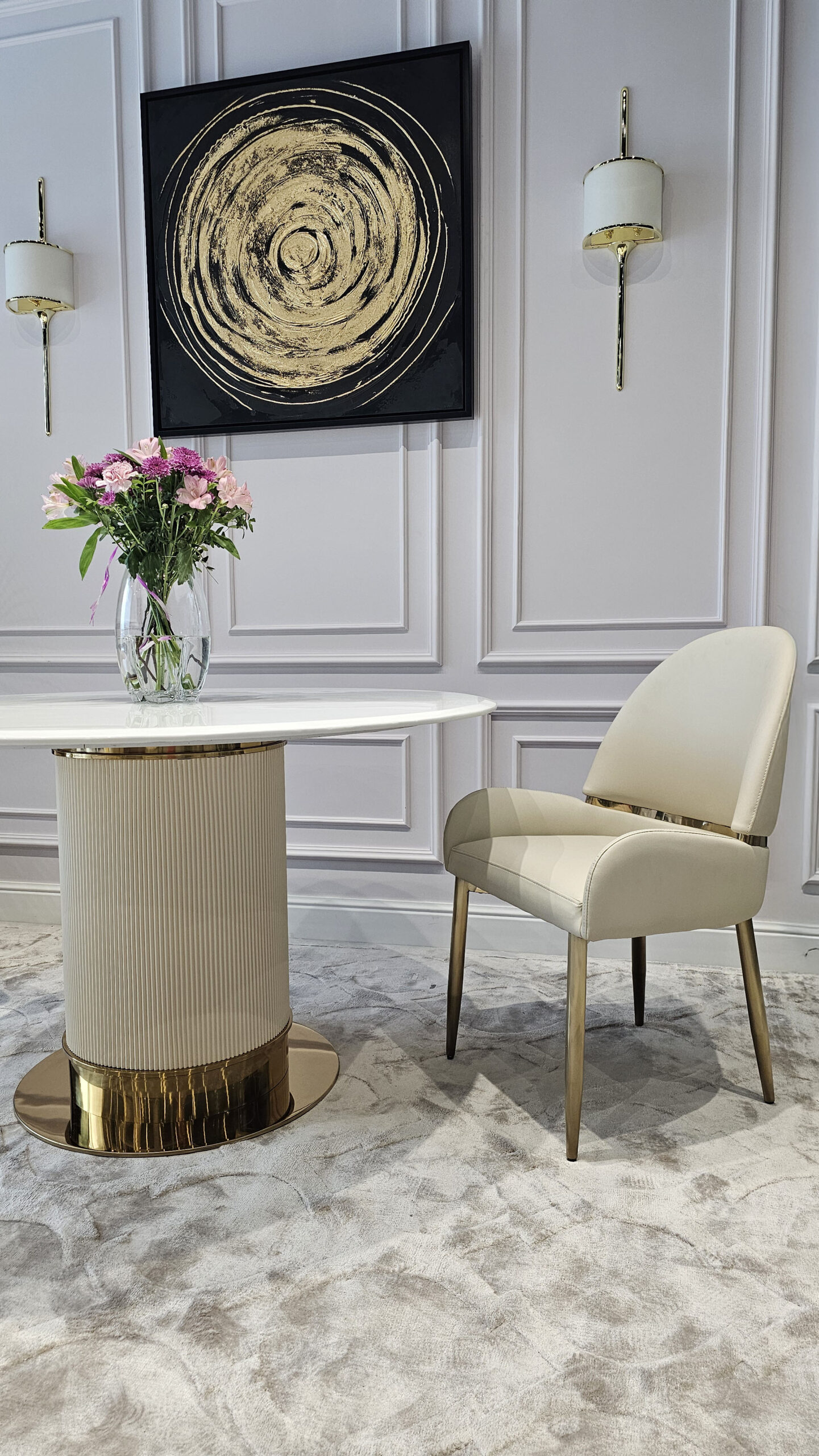 KRZESŁO JADALNIANE z profilowanym oparciem, biała eko skóra, złoty metalowy stelaż, nowoczesne, najwyższa jakość