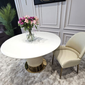 KRZESŁO JADALNIANE z profilowanym oparciem, biała eko skóra, złoty metalowy stelaż, nowoczesne nowoczesne