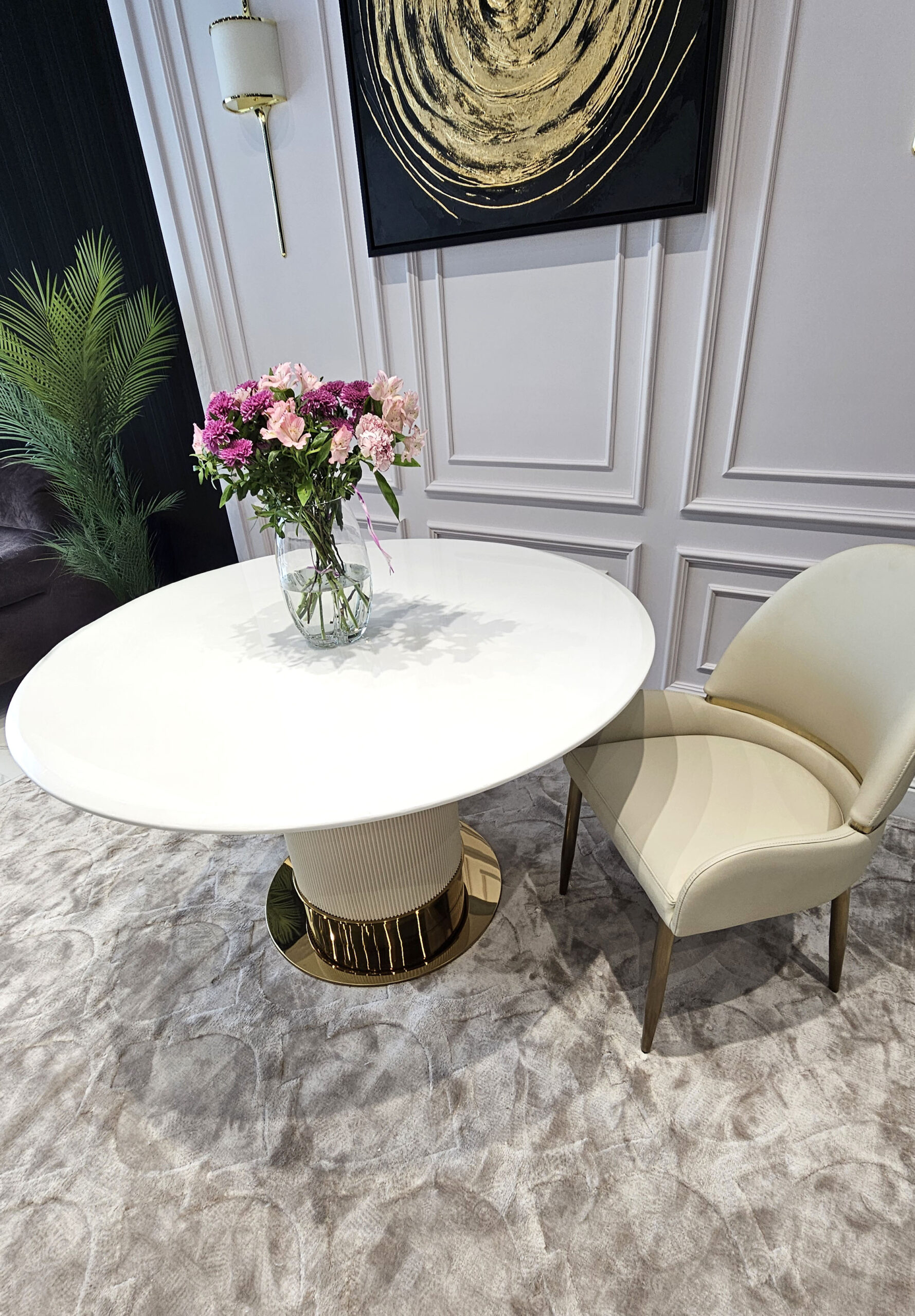 KRZESŁO JADALNIANE z profilowanym oparciem, biała eko skóra, złoty metalowy stelaż, nowoczesne nowoczesne