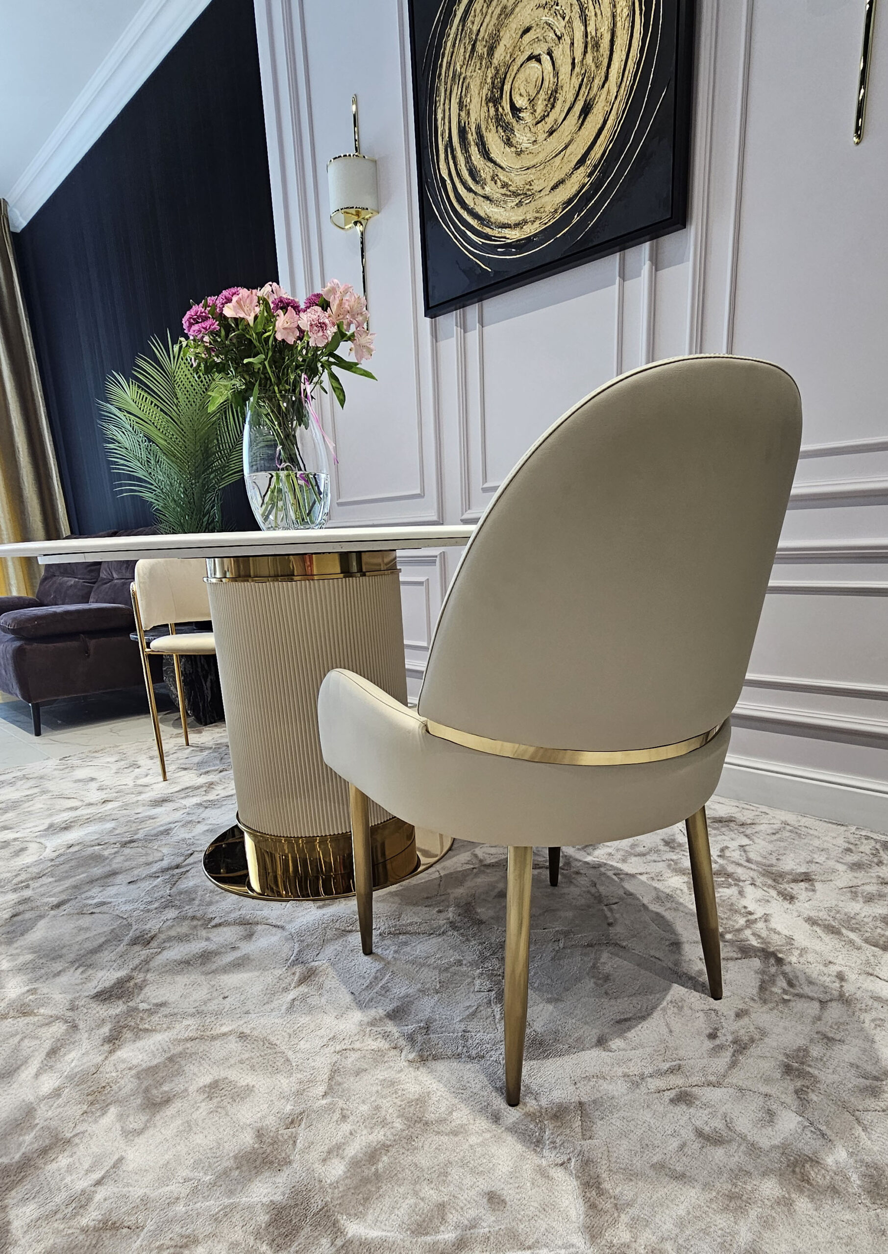 KRZESŁO JADALNIANE z profilowanym oparciem, biała eko skóra, złoty metalowy stelaż, nowoczesne, piękne