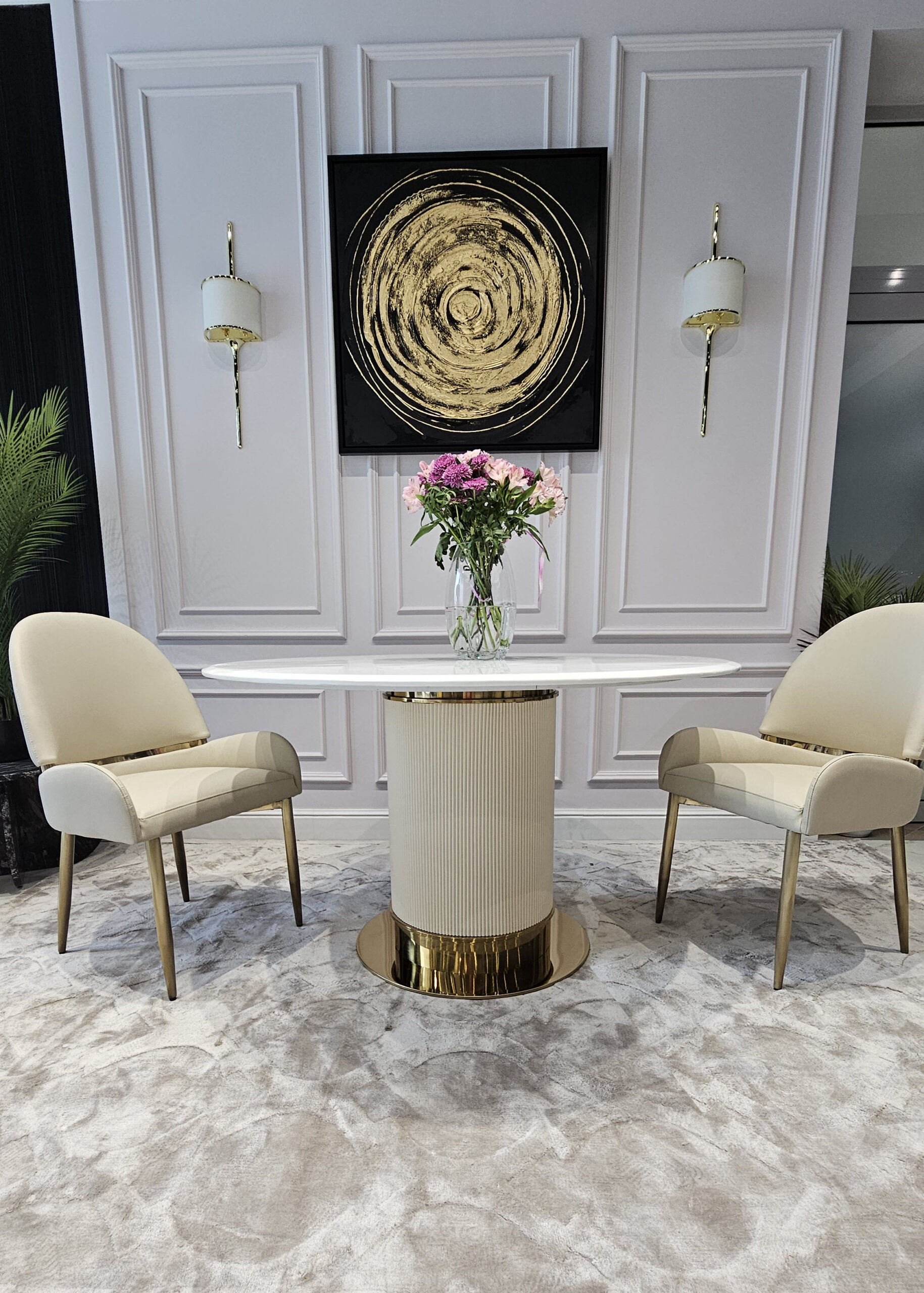 KRZESŁO JADALNIANE z profilowanym oparciem, biała eko skóra, złoty metalowy stelaż, nowoczesne, premium