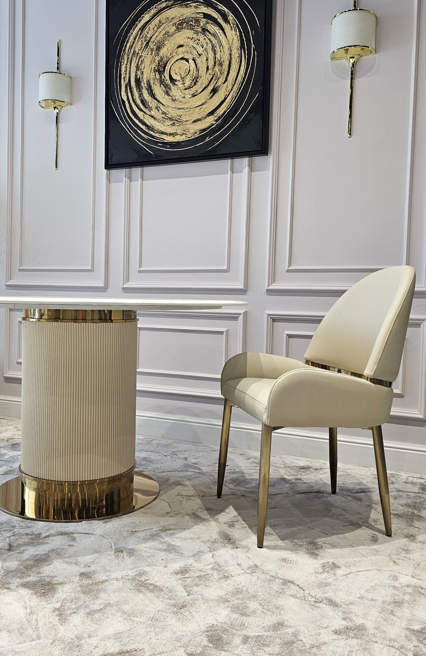 KRZESŁO JADALNIANE z profilowanym oparciem, biała eko skóra, złoty metalowy stelaż, nowoczesne, stylowe