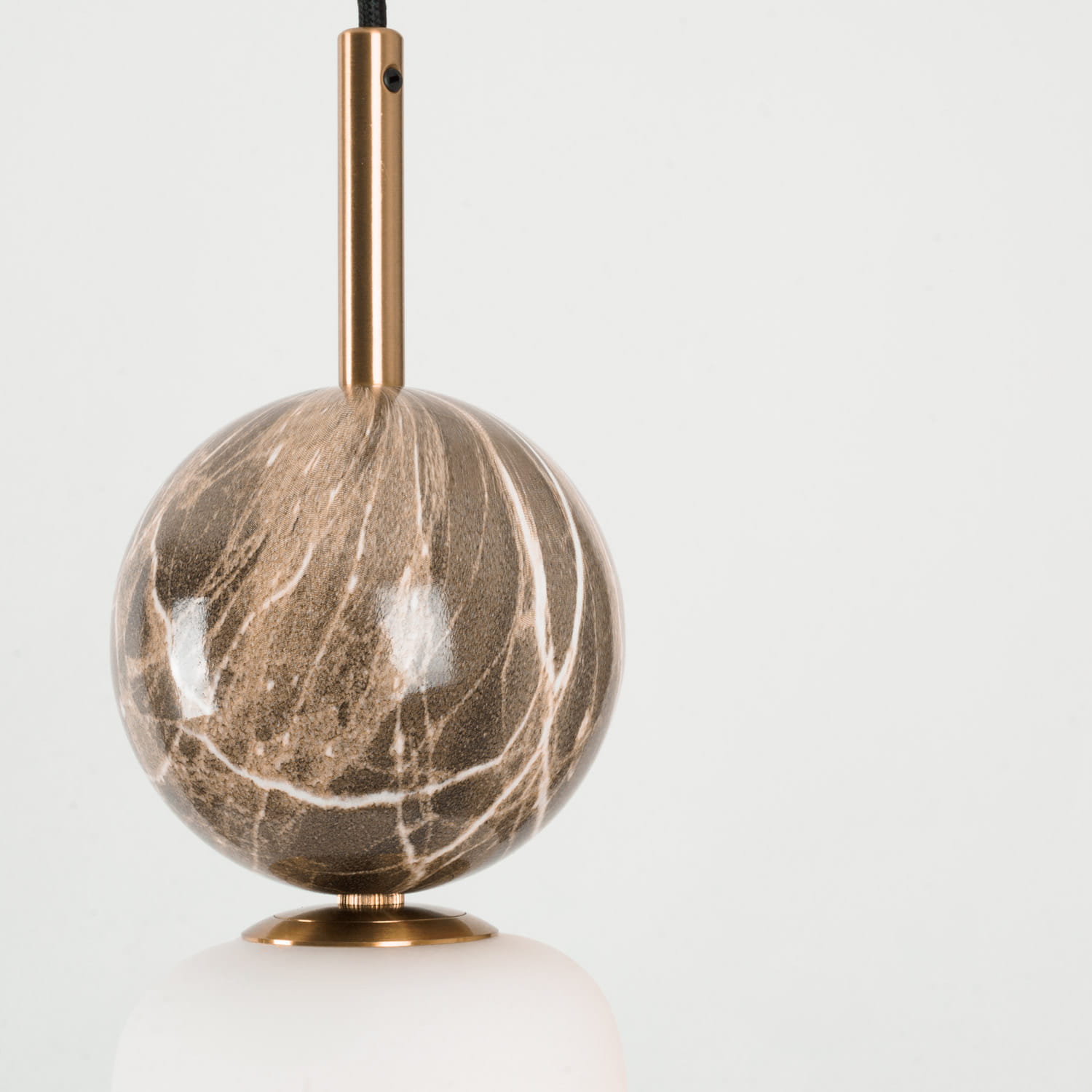 LAMPA WISZĄCA z mlecznym kloszem, szklaną szarą kulą i złotymi detalami, nowoczesny styl, wyjątkowa LAMPA WISZĄCA z mlecznym kloszem, szklaną szarą kulą i złotymi detalami, nowoczesny styl, wyjątkowa