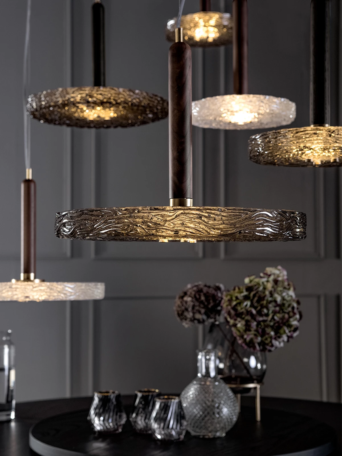 LAMPA WISZĄCA ze szklanym kloszem, drewniany uchwyt, złote detale, nowoczesny styl LAMPA WISZĄCA ze szklanym kloszem, drewniany uchwyt, złote detale, nowoczesny styl