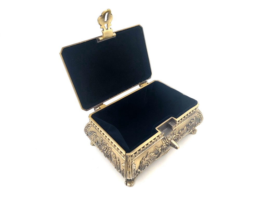 POJEMNIK NA BIŻUTERIĘ złoty, metalowy, zdobiony ludwikowskimi wzorami, ekskluzywny, wysoka jakość POJEMNIK NA BIŻUTERIĘ złoty, metalowy, zdobiony ludwikowskimi wzorami, ekskluzywny, wysoka jakość