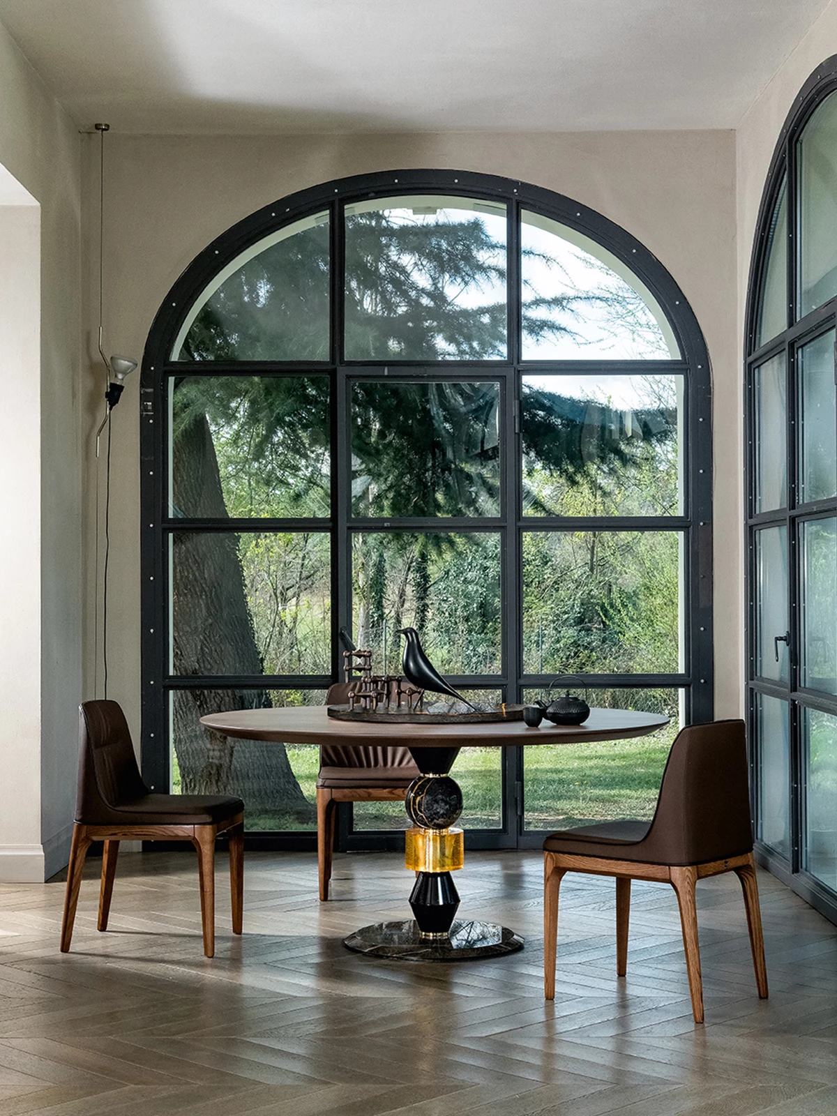 STÓŁ JADALNIANY z okrągłm, drewnianym blatem, podstawa zdobiona drewnem i szkłem, włoskie wykonanie, złoty STÓŁ JADALNIANY z okrągłm, drewnianym blatem, podstawa zdobiona drewnem i szkłem, włoskie wykonanie, złoty