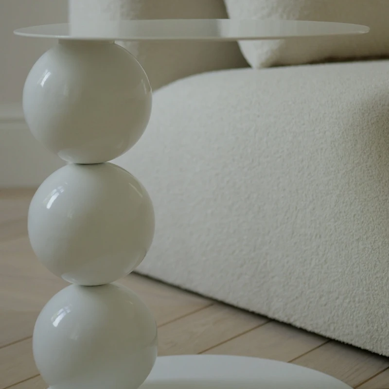 STOLIK POMOCNICZY biały, dwa blaty połączone 3 kulami, satynowe wykończenie, designerski styl, ekskluzywny
