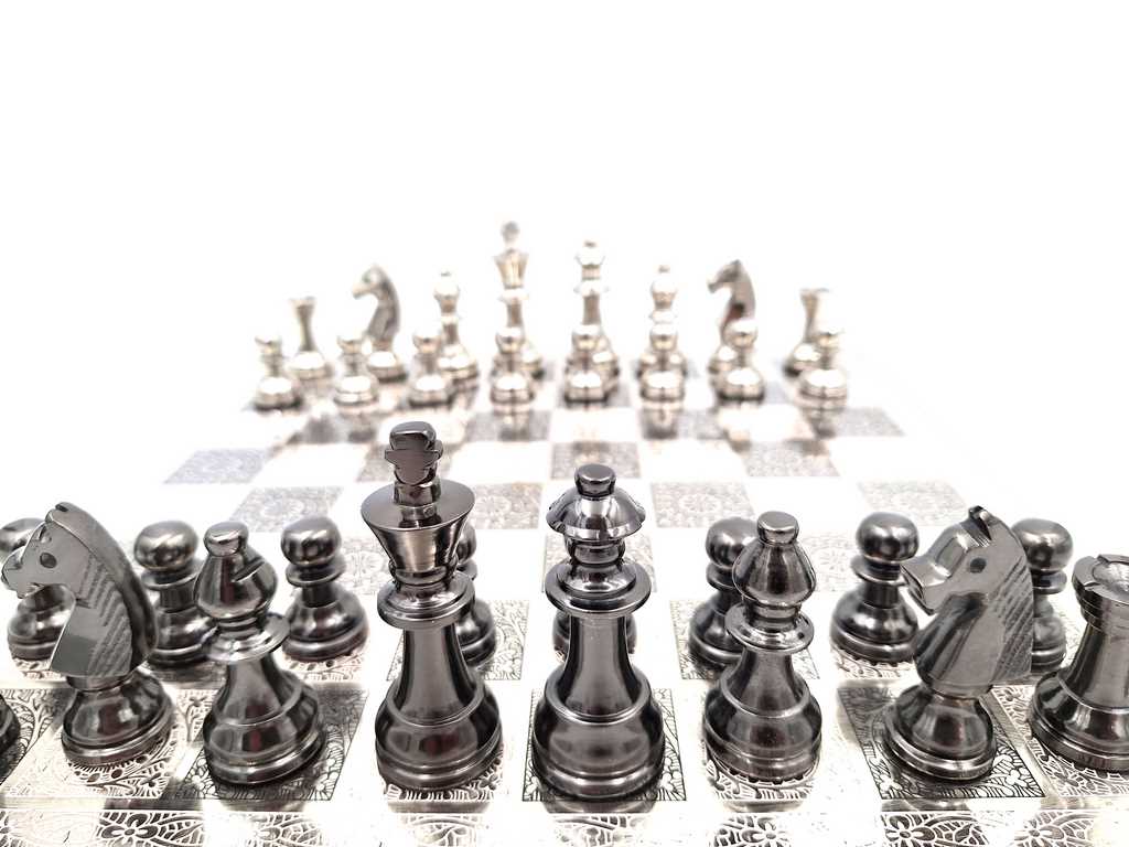 SZACHY ekskluzywne, pięknie zdobione, metalowe, złocisto-srebrzyste i czarne figury, glamour , ekskluzywne SZACHY ekskluzywne, pięknie zdobione, metalowe, złocisto-srebrzyste i czarne figury, glamour , ekskluzywne