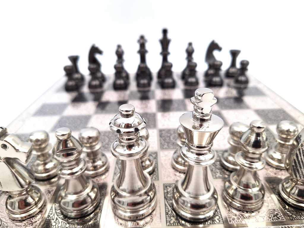 SZACHY ekskluzywne, pięknie zdobione, metalowe, złocisto-srebrzyste i czarne figury, glamour , wyjątkowe SZACHY ekskluzywne, pięknie zdobione, metalowe, złocisto-srebrzyste i czarne figury, glamour , wyjątkowe