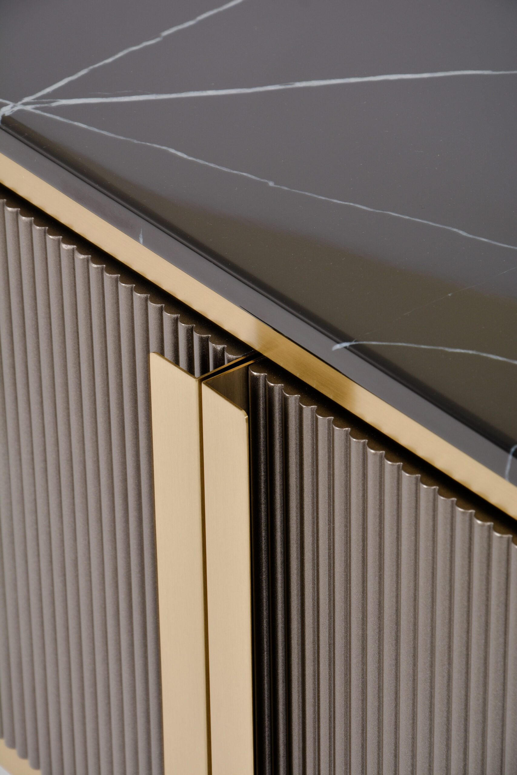 SZAFKA RTV grafitowy, ryflowany korpus o zaokrąglonych bokach, złote detale, marmurowe wykończenie blatu-2