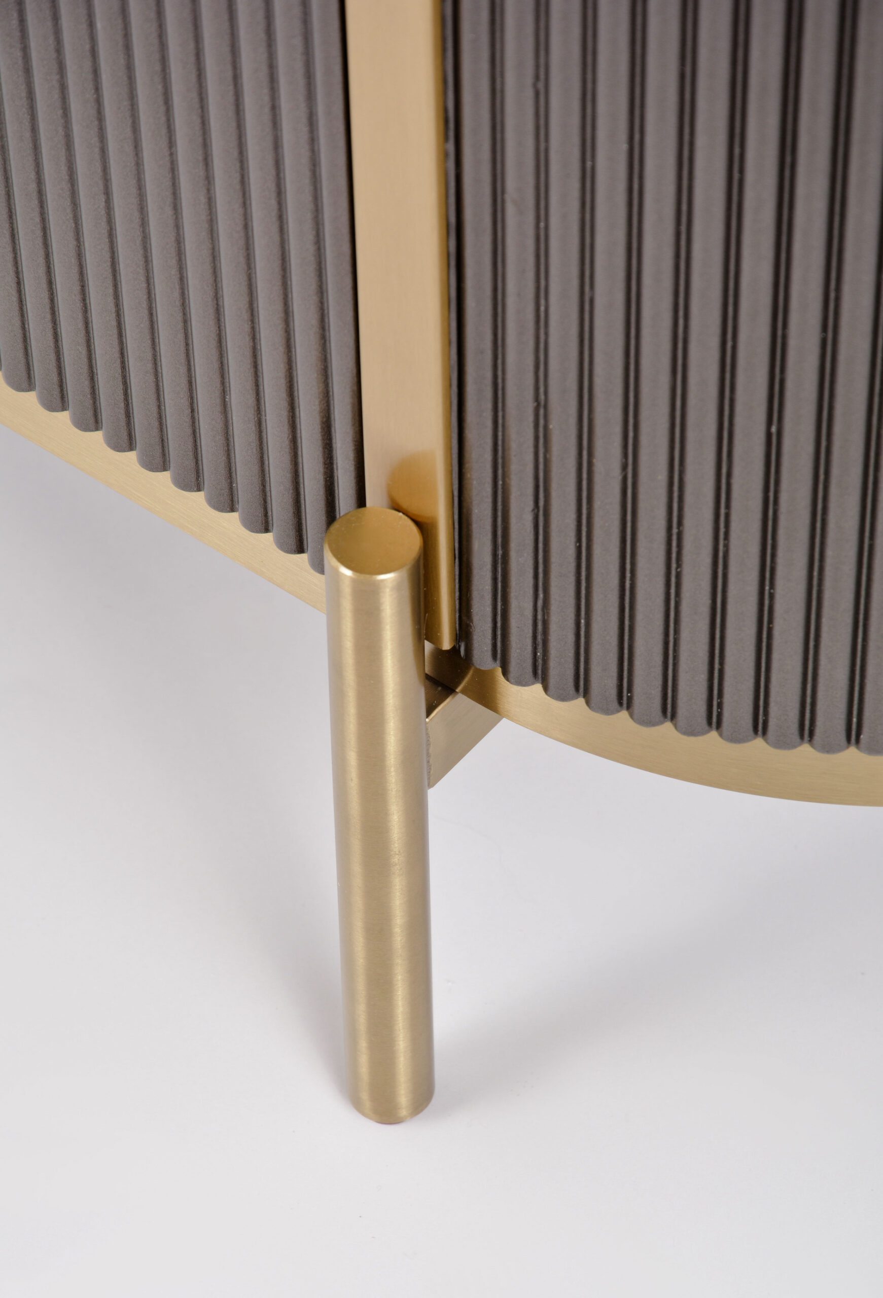 SZAFKA RTV grafitowy, ryflowany korpus o zaokrąglonych bokach, złote detale, marmurowe wykończenie blatu-4