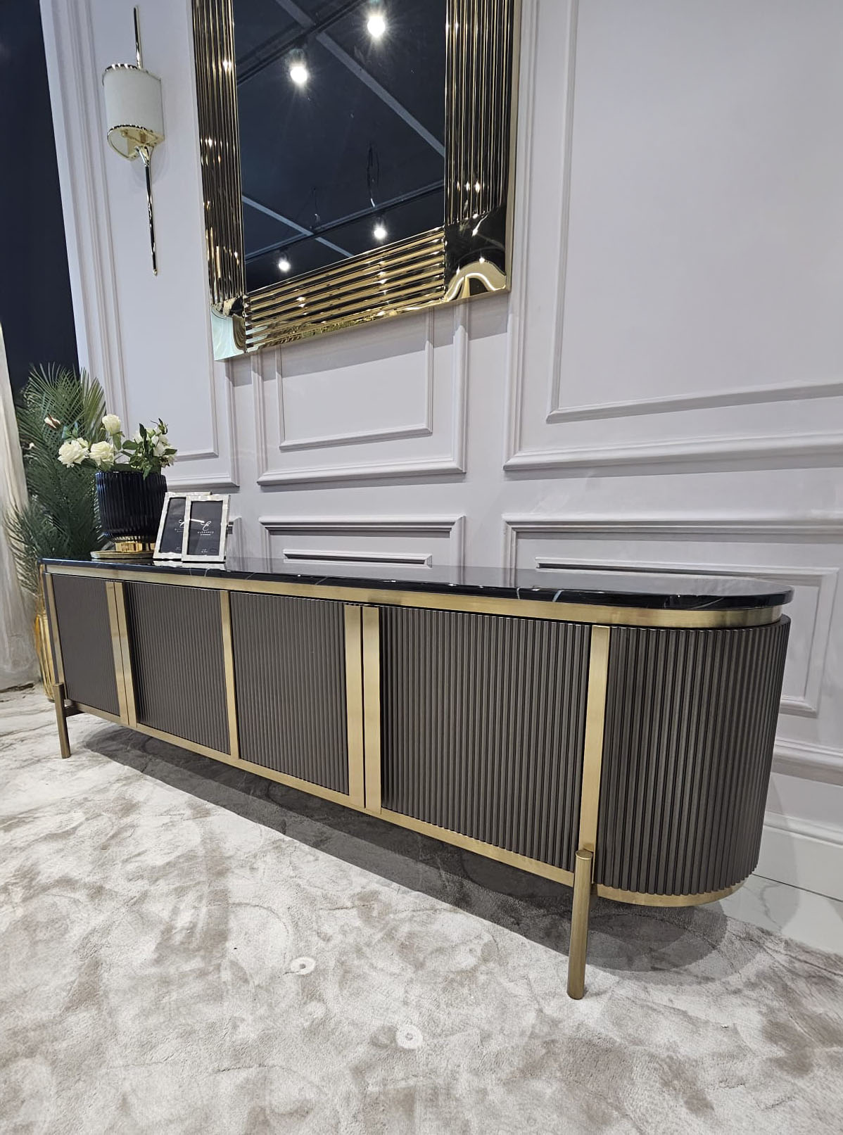 SZAFKA RTV grafitowy, ryflowany korpus o zaokrąglonych bokach, złote detale, marmurowe wykończenie blatu