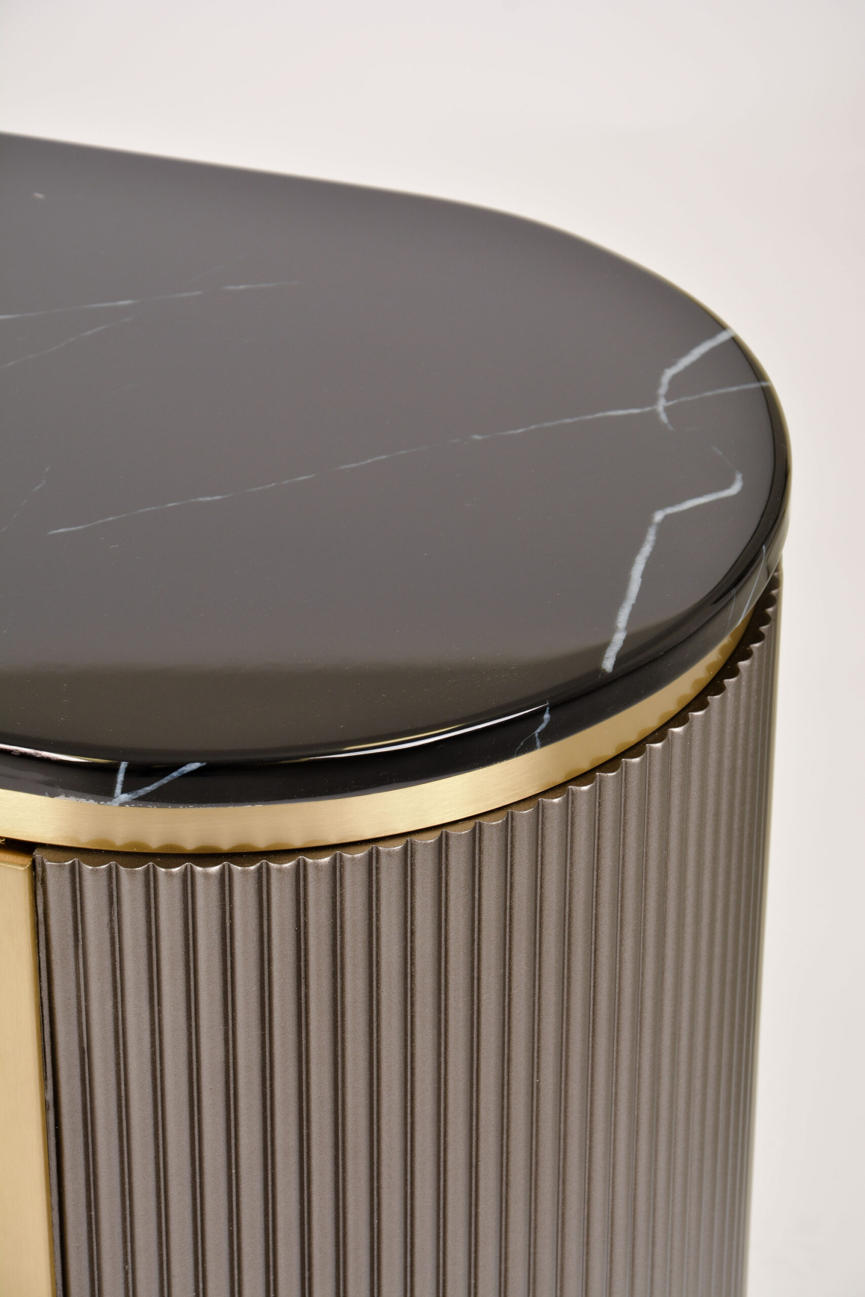 SZAFKA RTV grafitowy, ryflowany korpus o zaokrąglonych bokach, złote detale, marmurowe wykończenie blatu, dostojna