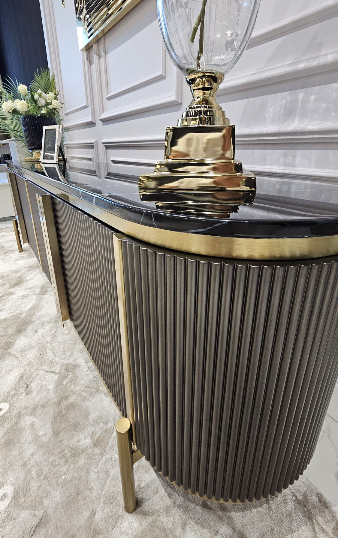 SZAFKA RTV grafitowy, ryflowany korpus o zaokrąglonych bokach, złote detale, marmurowe wykończenie blatu, ekskluzywna