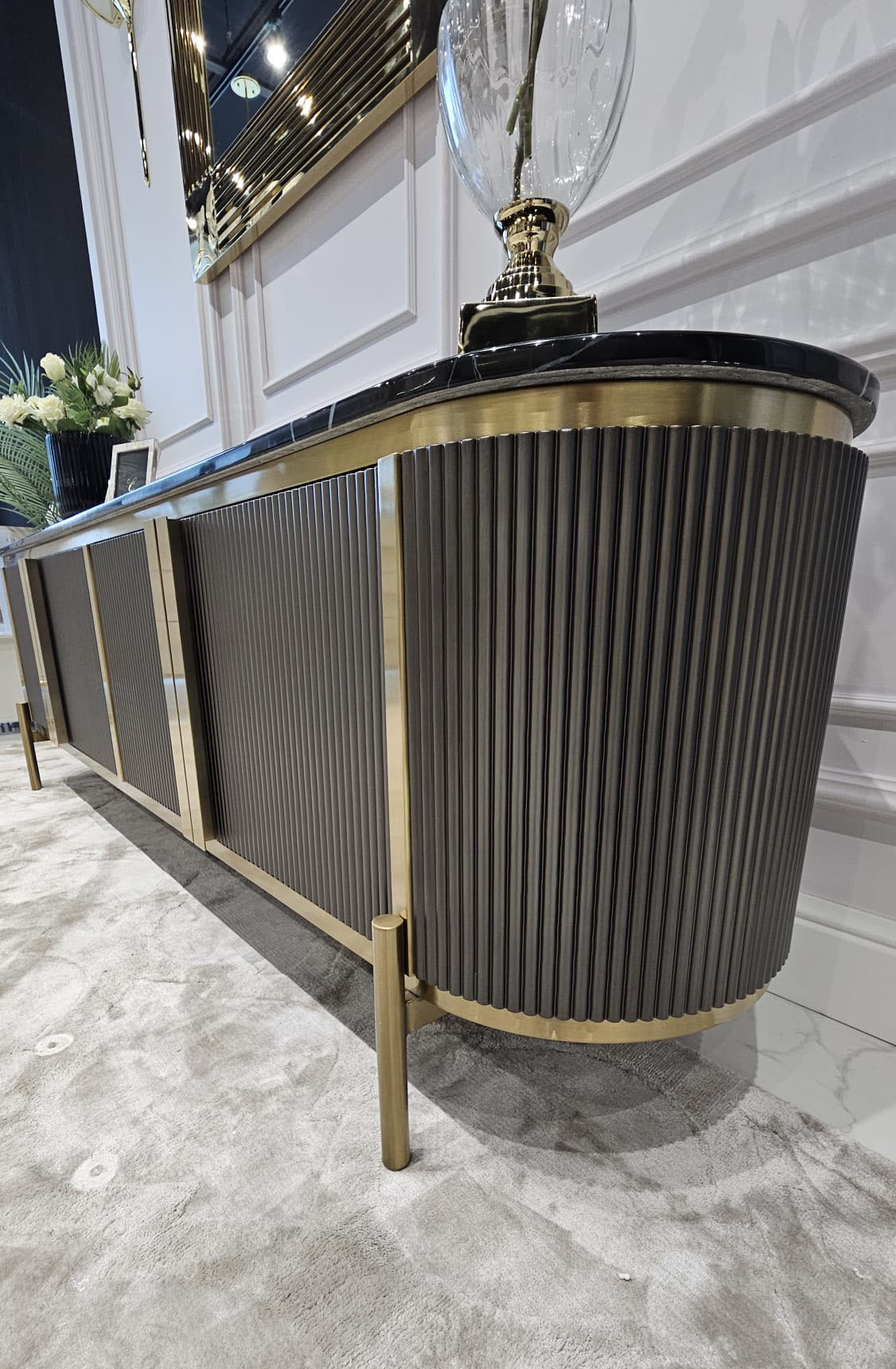 SZAFKA RTV grafitowy, ryflowany korpus o zaokrąglonych bokach, złote detale, marmurowe wykończenie blatu, premium