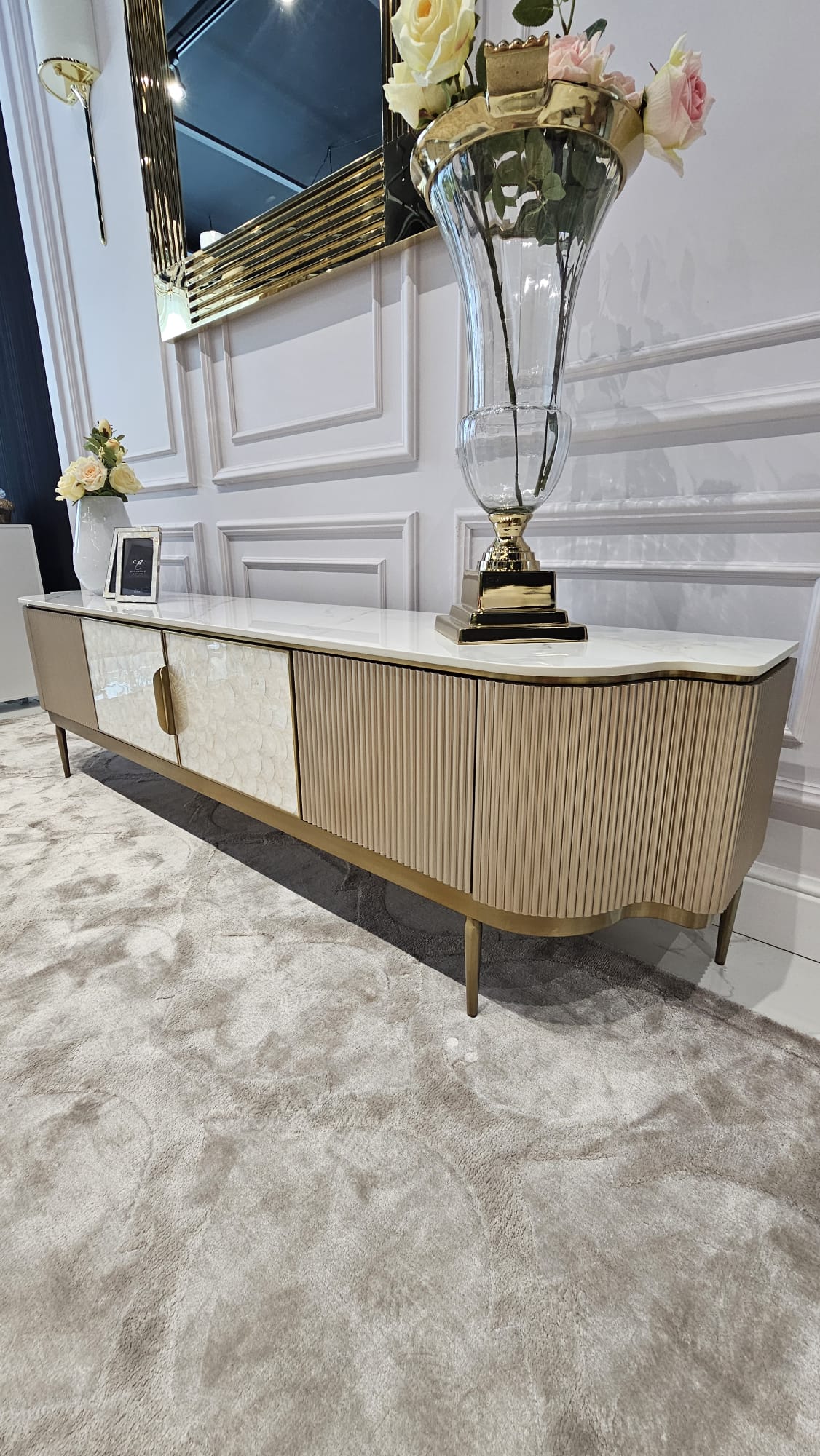 SZAFKA RTV o ciekawym kształcie, falowanych bokach, w kolorze szampańskiego złota, front z naturalnej muszli, marmurowy blat wyjątkowa
