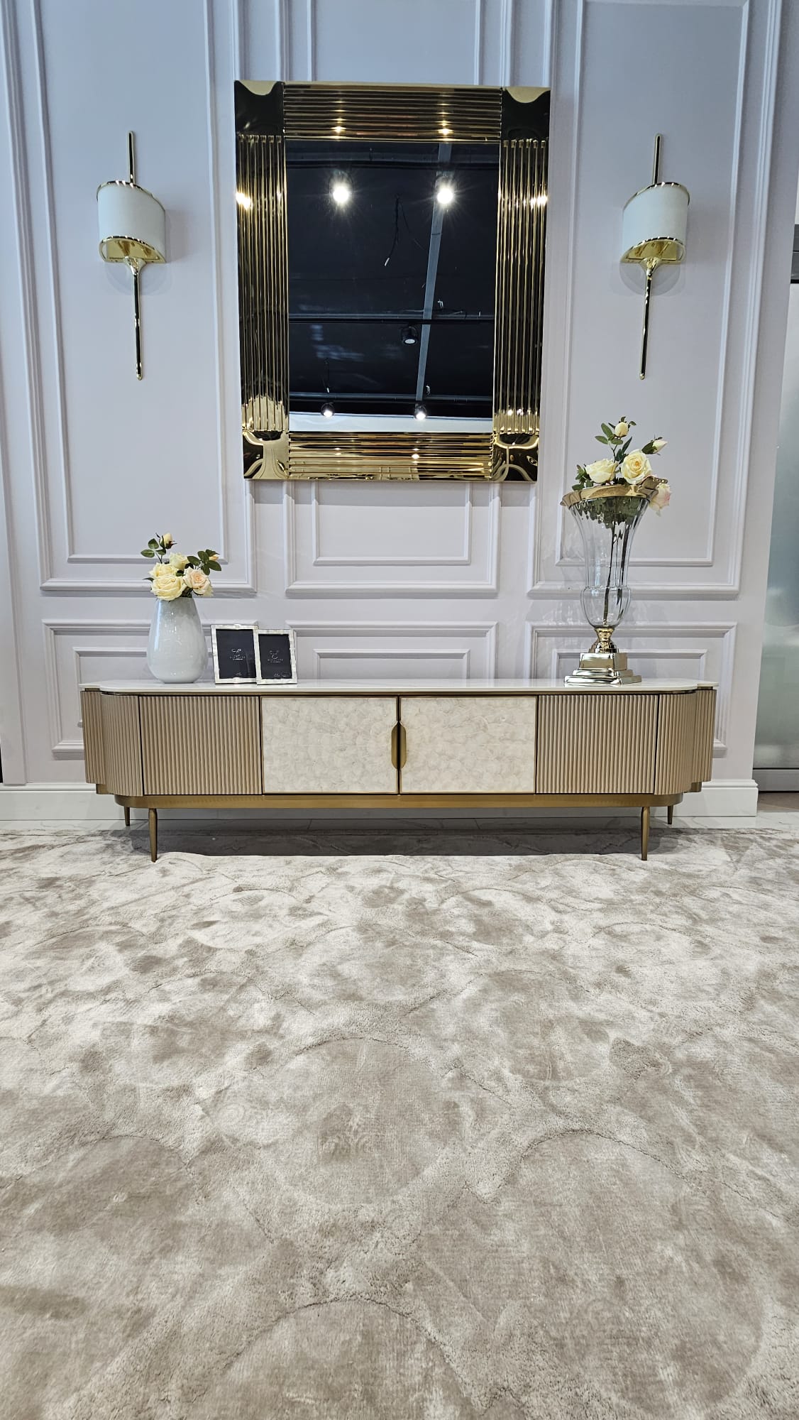 SZAFKA RTV o zaokrąglonych bokach, w kolorze szampańskiego złota, front z naturalnej muszli, marmurowy blat unikat elegancka bardzo