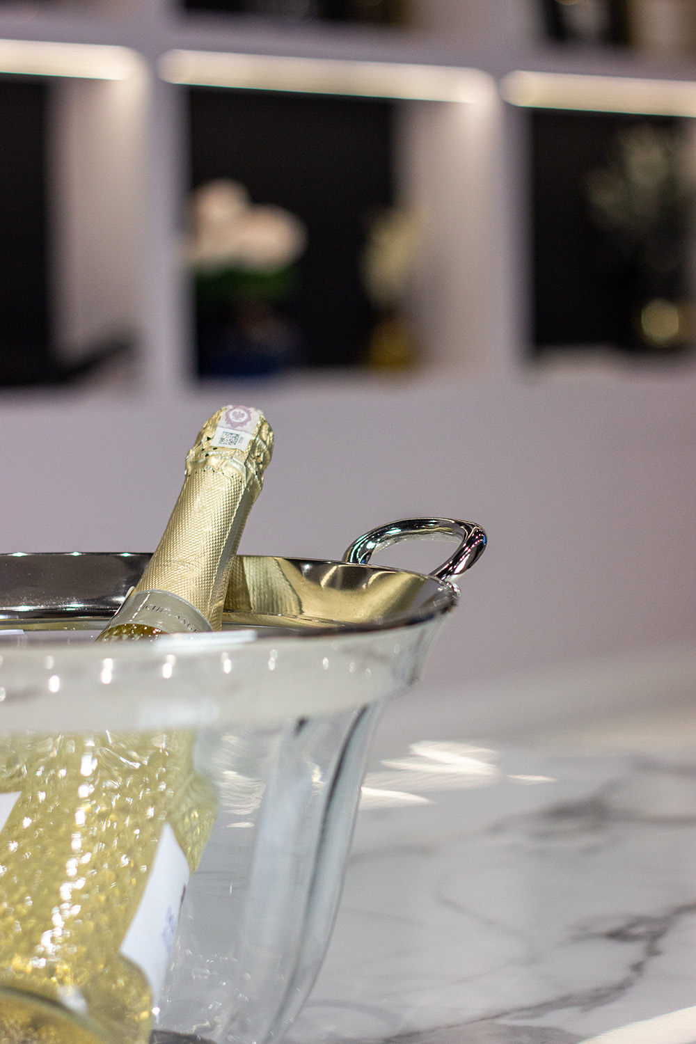 COOLER szklany z srebrnymi, metalowymi detalami, klasyczny styl, wyjątkowy COOLER szklany z srebrnymi, metalowymi detalami, klasyczny styl, wyjątkowy