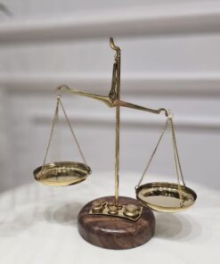 FIGURKA DEKORACYJNA WAGA złota na drewnianej, brązowej podstawie, klasyczny styl, piękna