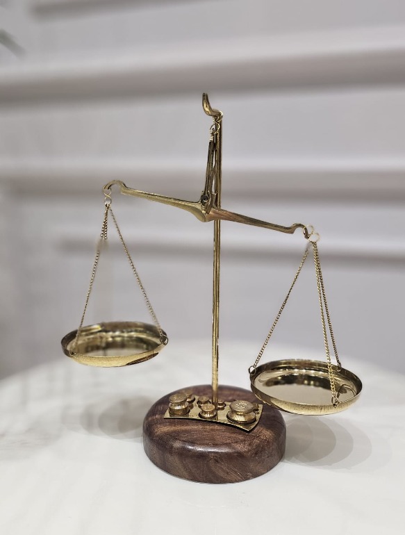 FIGURKA DEKORACYJNA WAGA złota na drewnianej, brązowej podstawie, klasyczny styl, piękna