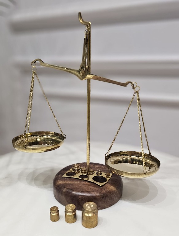 FIGURKA DEKORACYJNA WAGA złota na drewnianej, brązowej podstawie, klasyczny styl