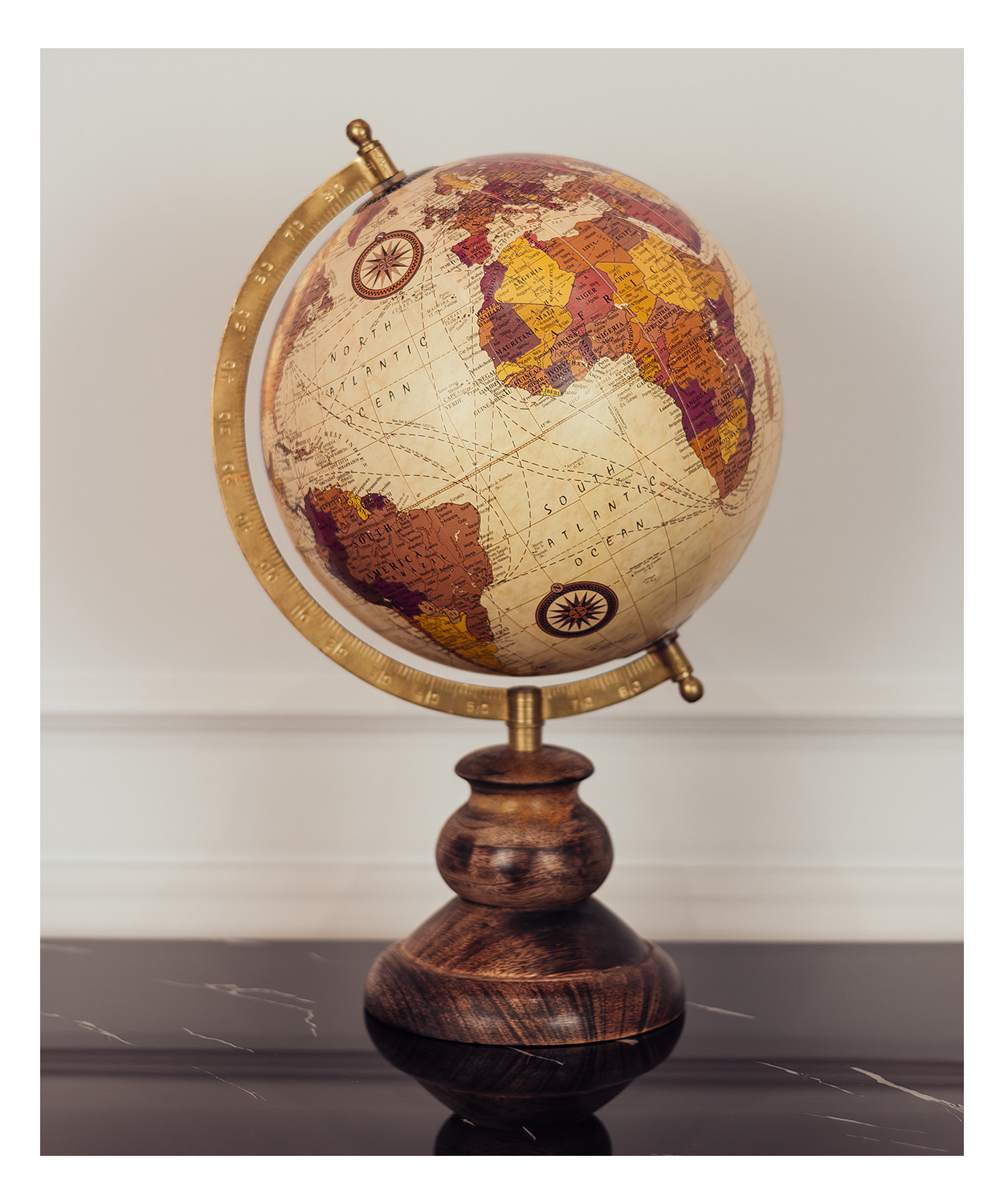 GLOBUS DEKORACYJNY z drewnianym stelażem, kolorowa mapa, klasyczny styl GLOBUS DEKORACYJNY z drewnianym stelażem, kolorowa mapa, klasyczny styl