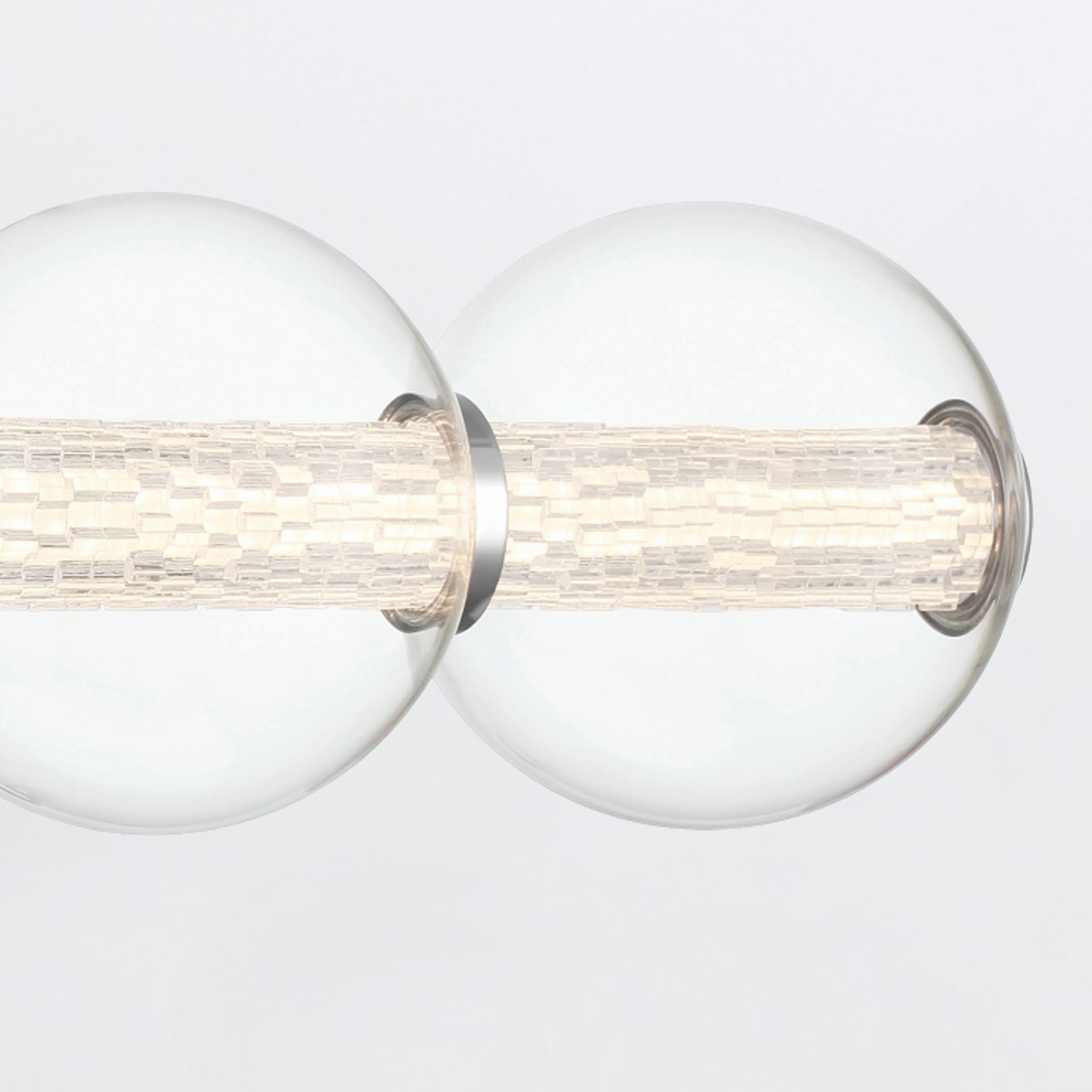 KINKIET ATOMO z 4 źródłami światła, okrągłe szklane klosze, metalowe detale w polerowanym chromie, nowoczesny styl, na ściene