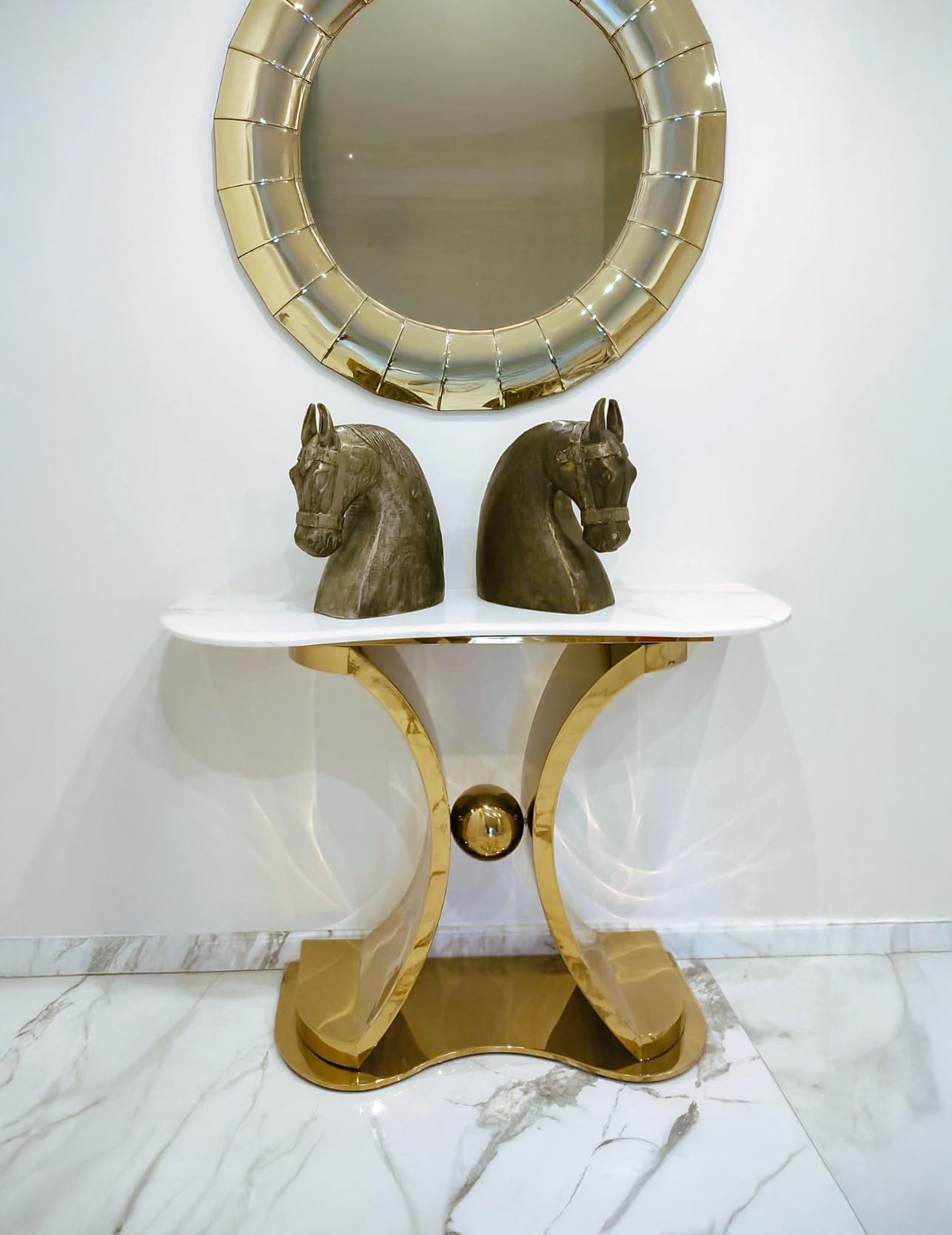 KONSOLA na złotej designerskiej podstawie z dekoracyjną kulą, marmurowy blat, nowoczesny styl