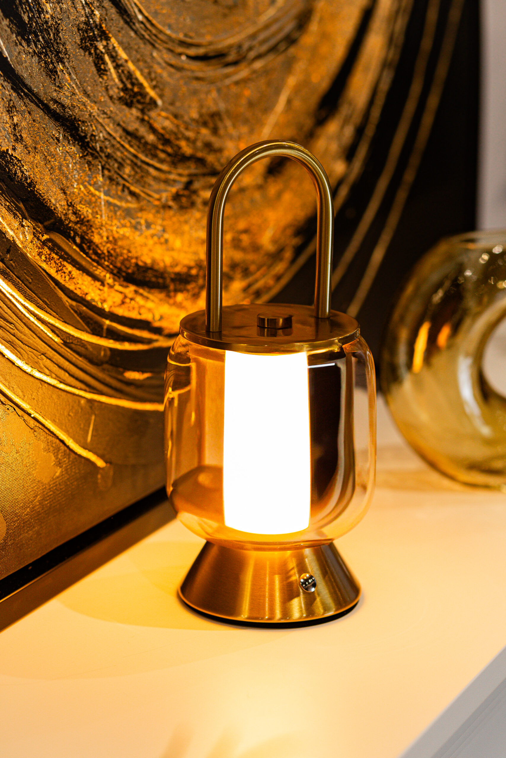 LAMPA STOJĄCA metalowo-szklana, złote wydanie, ładowanie USB, nowoczesna-1 LAMPA STOJĄCA metalowo-szklana, złote wydanie, ładowanie USB, nowoczesna-1