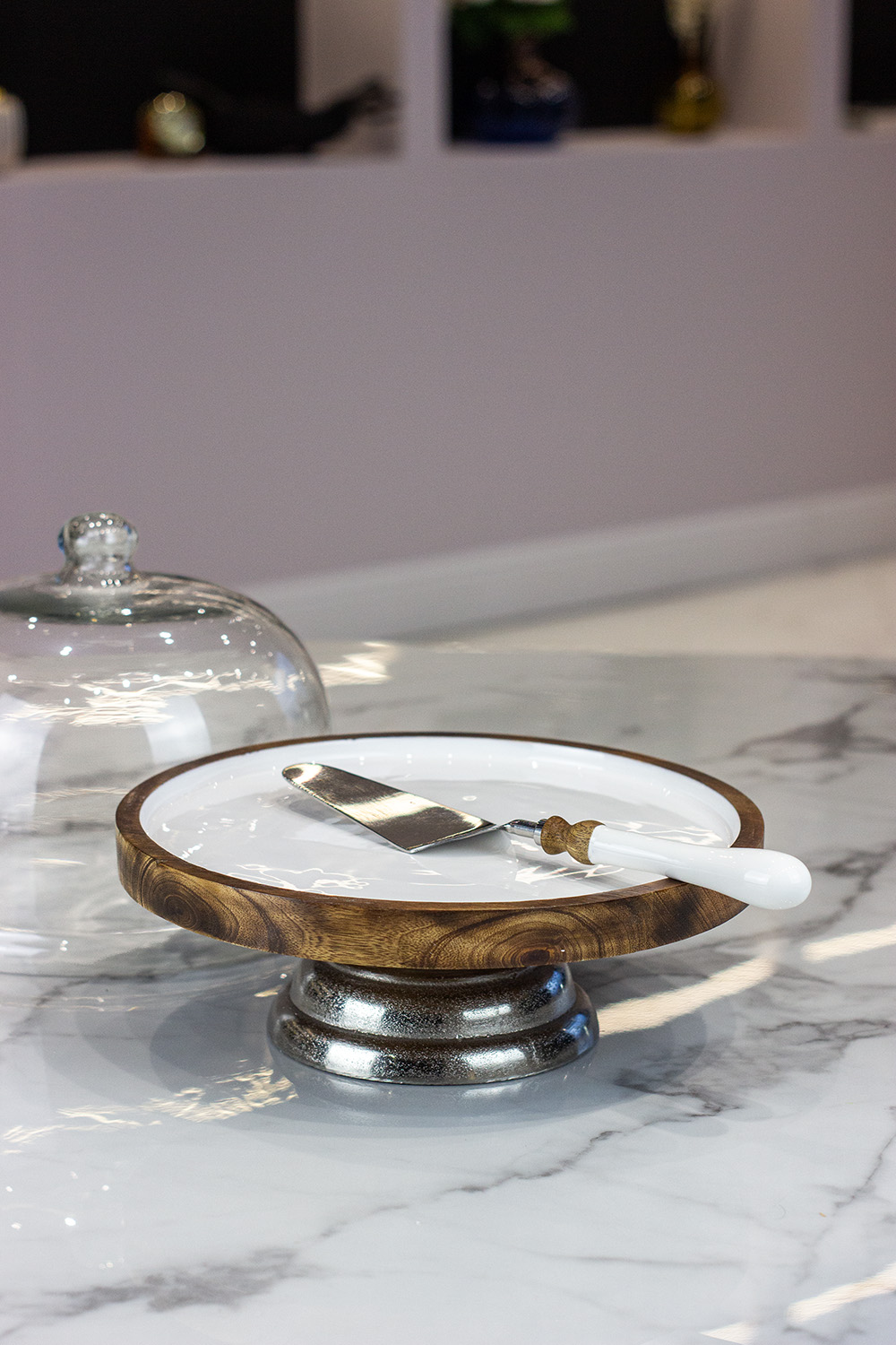 PATERA NA CIASTO z drewnianą tacą i szklanym przykryciem, nowoczesny styl, ekskluzywna PATERA NA CIASTO z drewnianą tacą i szklanym przykryciem, nowoczesny styl, ekskluzywna