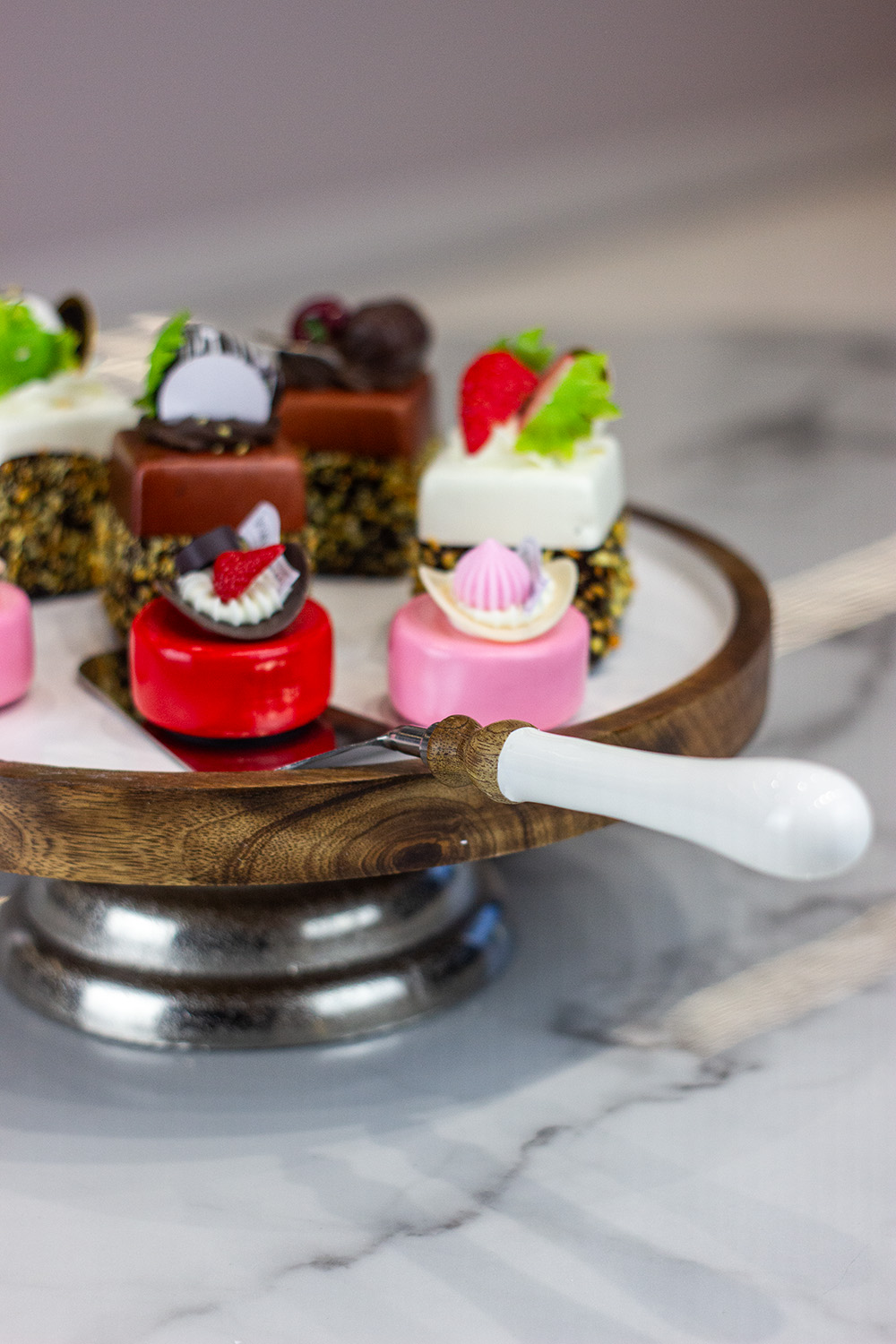 PATERA NA CIASTO z drewnianą tacą i szklanym przykryciem, nowoczesny styl, wyjątkowa PATERA NA CIASTO z drewnianą tacą i szklanym przykryciem, nowoczesny styl, wyjątkowa