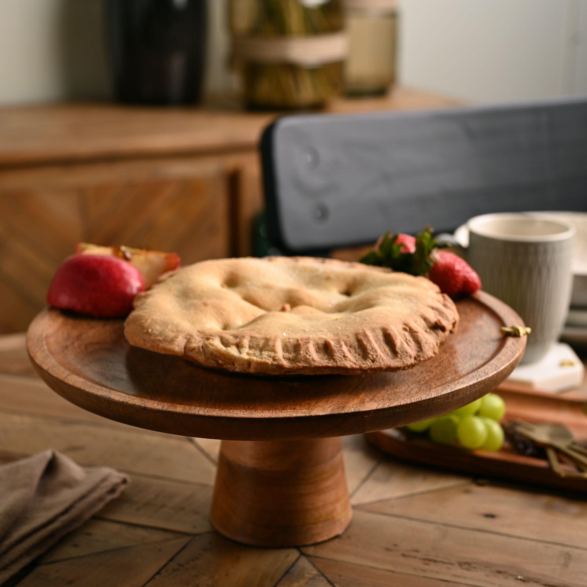 PATERA okrągła z drewna akacjowego, złota ozdobna pszczoła, nowoczesny styl, piękna