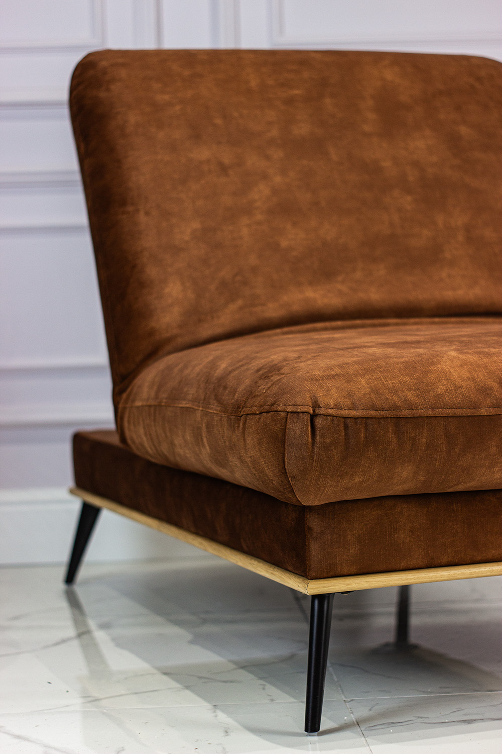 PUFA na metalowych nogach z ramą z drewna bukowego, tkanina do wyboru, nowoczesny styl, ekskluzywna PUFA na metalowych nogach z ramą z drewna bukowego, tkanina do wyboru, nowoczesny styl, ekskluzywna