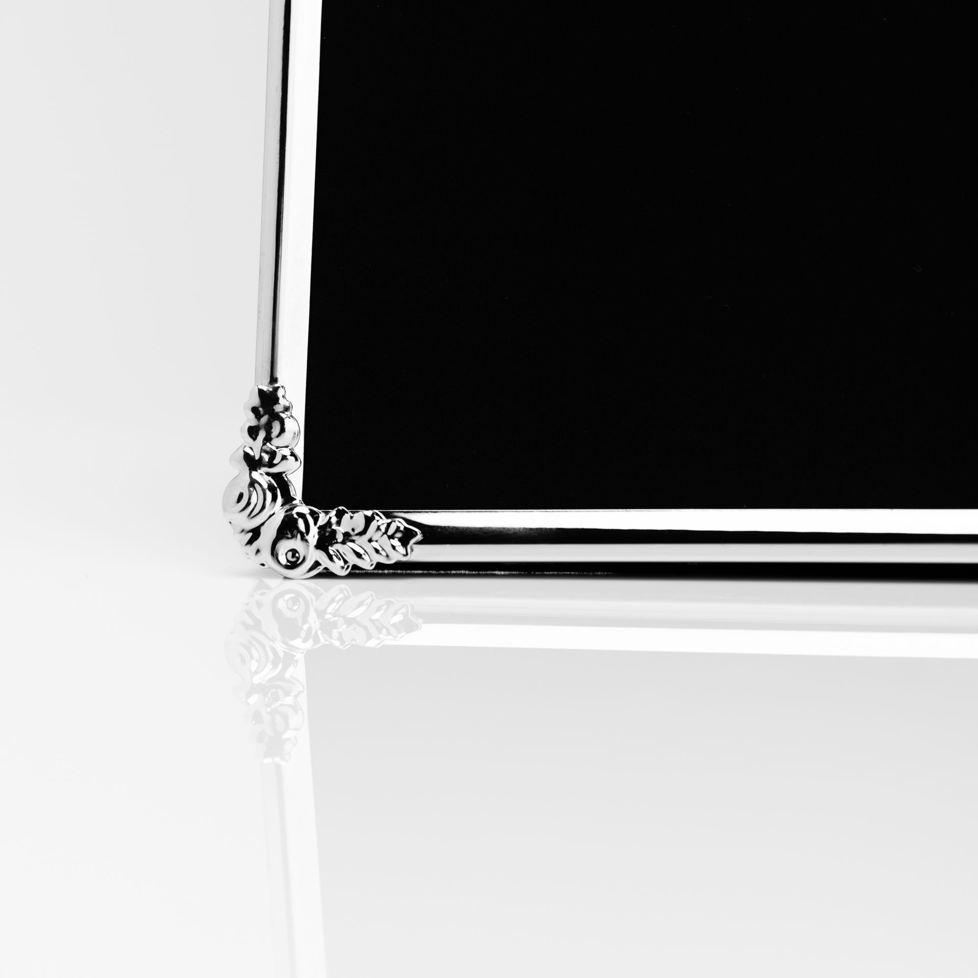 RAMKA NA ZDJĘCIE z delikatną srebrną ramą z ozdobnymi narożnikami, nowoczesny styl, wyjątkowa