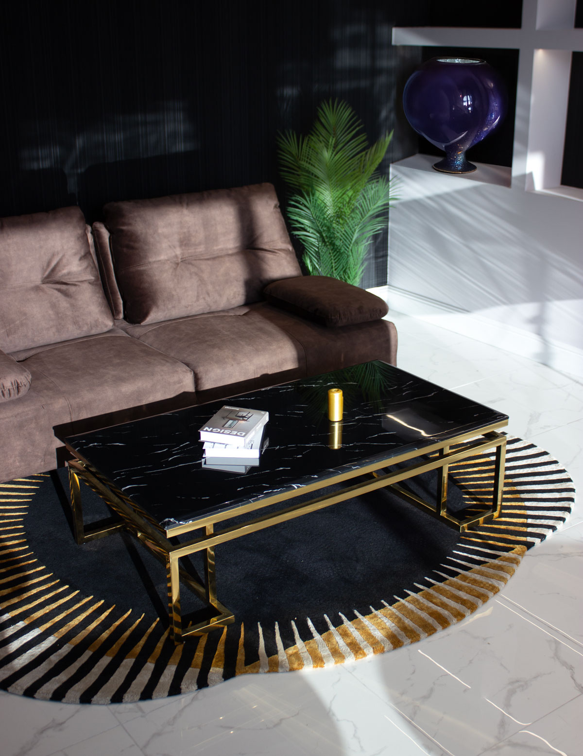 STOLIK KAWOWY prostokątny na złotym błyszczącym stelażu, czarny blat imitujący marmur, nowoczesny styl