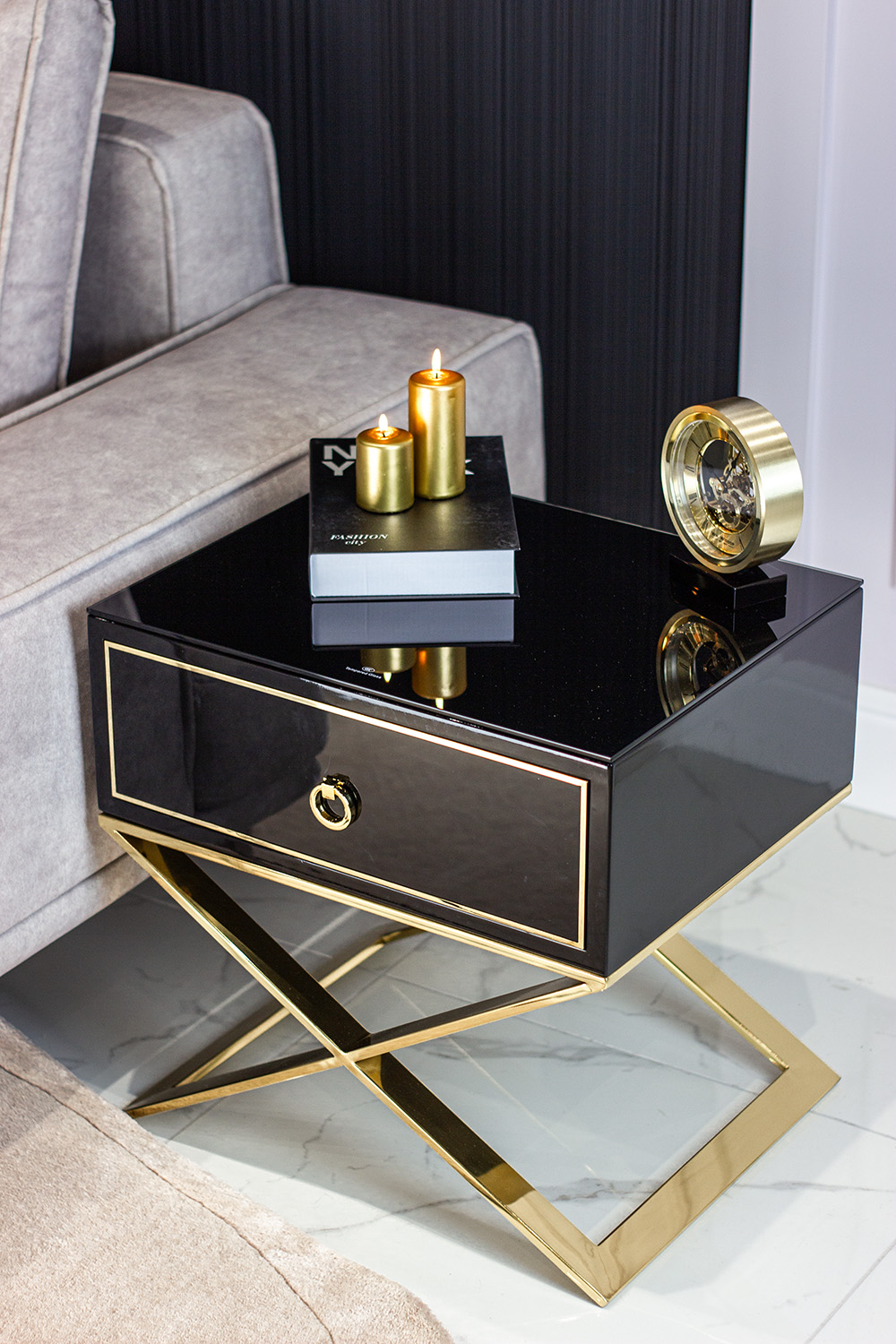 SZAFKA NOCNA z czarnym korpusem na złotych, metalowych nogach w nowoczesnym stylu, do sypialni SZAFKA NOCNA z czarnym korpusem na złotych, metalowych nogach w nowoczesnym stylu, do sypialni