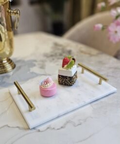 TACA MARMUROWA biała z złotymi metalowymi uchwytami, prostokątna, nowoczesny styl