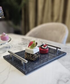 TACA MARMUROWA czarna z srebrnymi metalowymi uchwytami, prostokątna, nowoczesny styl
