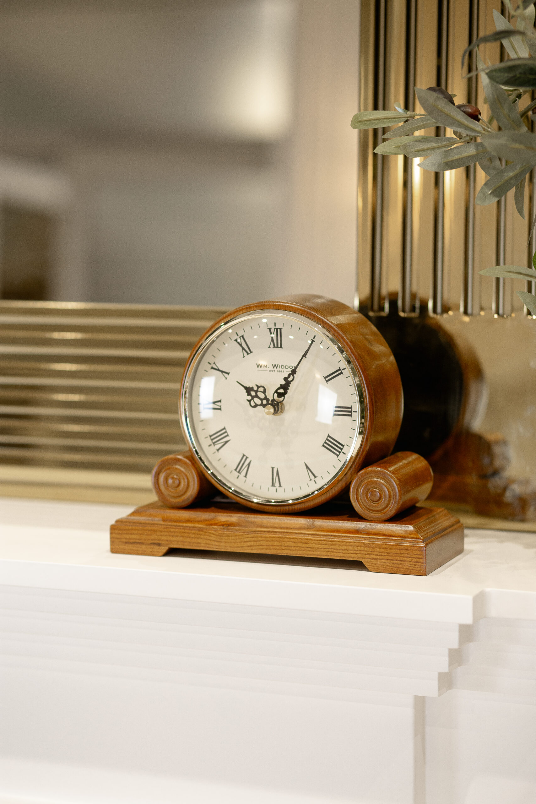 ZEGAR KOMINKOWY drewniany w kolorze orzecha włoskiego, biała tarcz, klasyczny styl