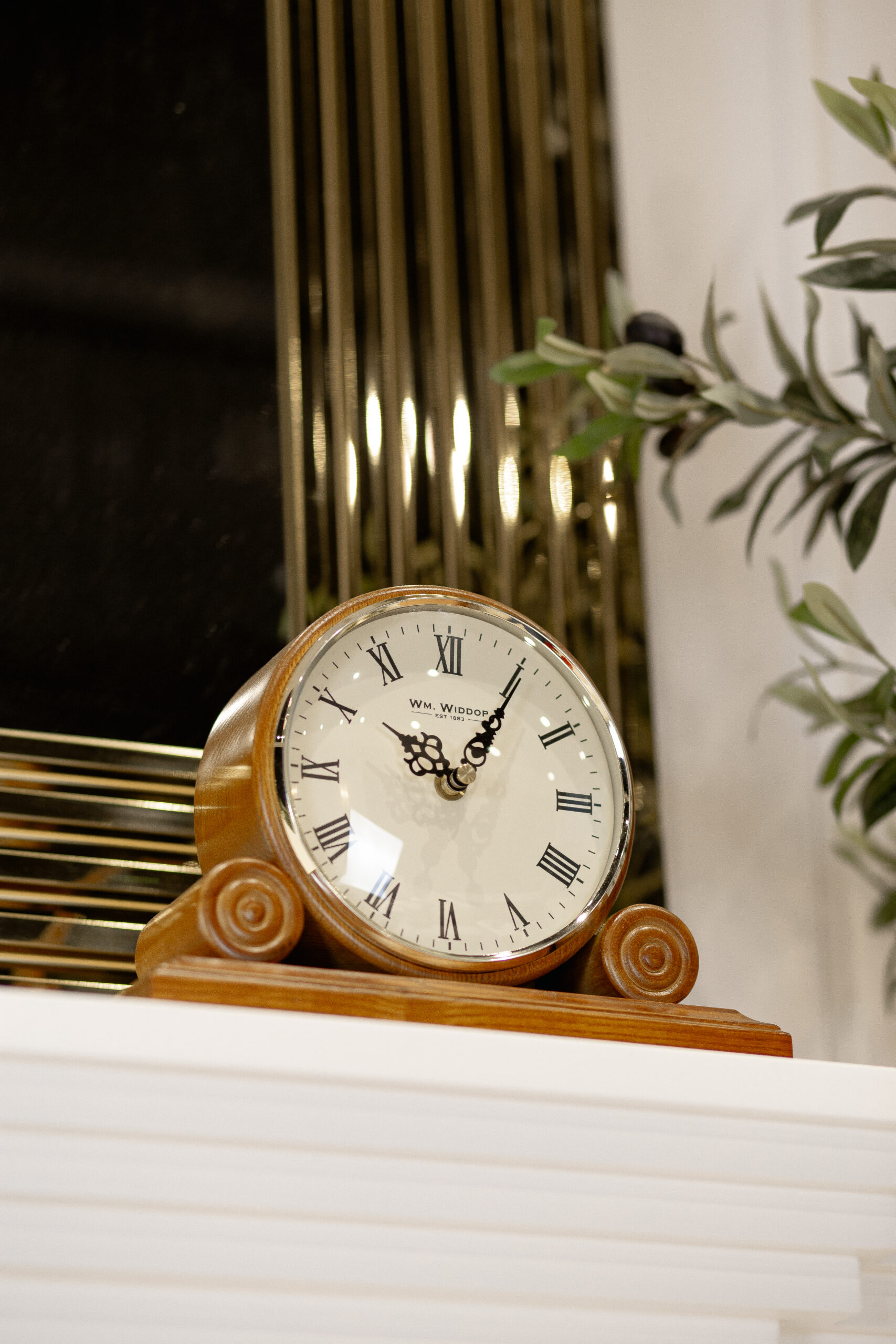 ZEGAR KOMINKOWY drewniany w kolorze orzecha włoskiego, biała tarcz, klasyczny styl, piękny