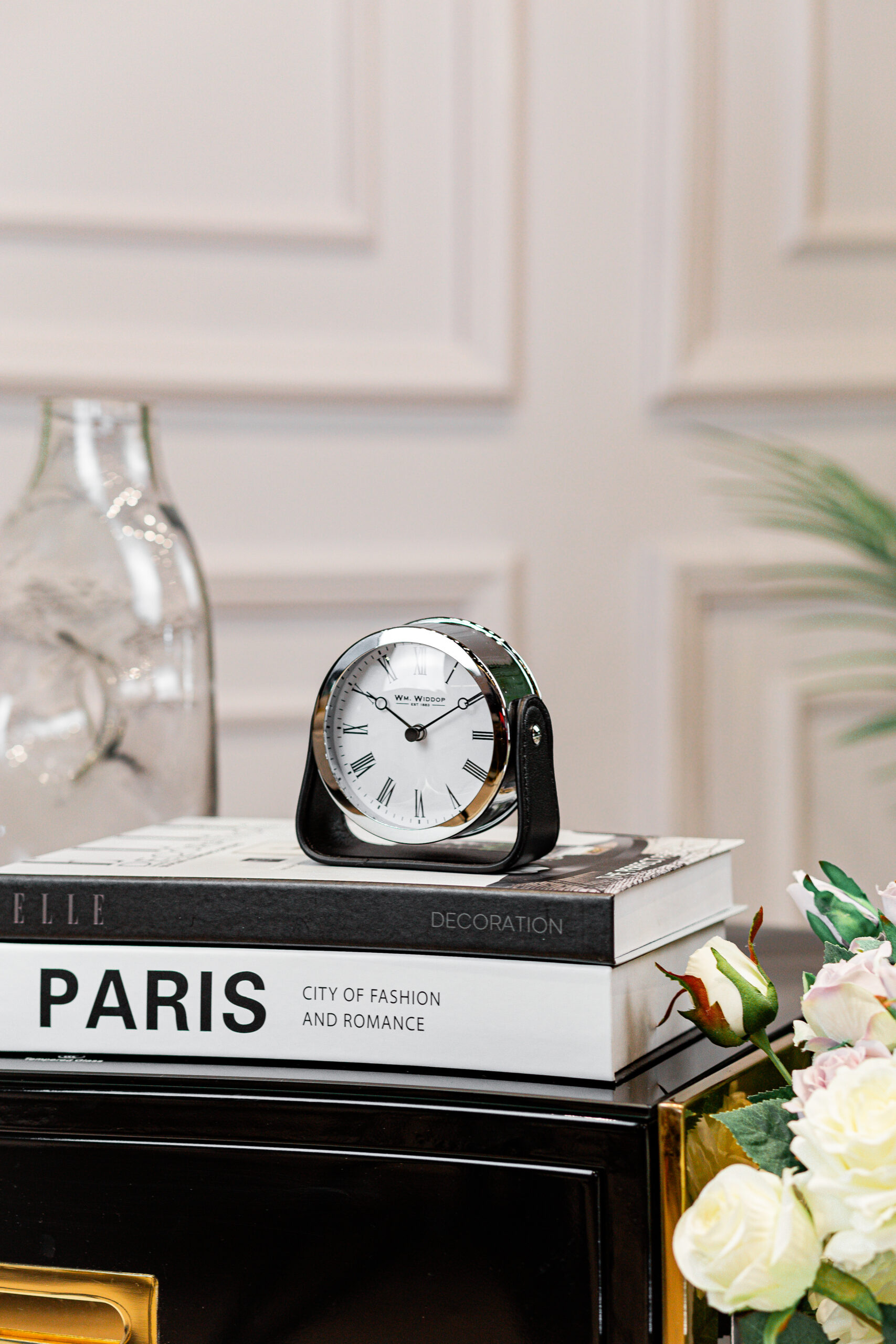 ZEGAR KOMINKOWY srebrny, na czarnym skórzanym stojaku, nowoczesny ZEGAR KOMINKOWY srebrny, na czarnym skórzanym stojaku, nowoczesny