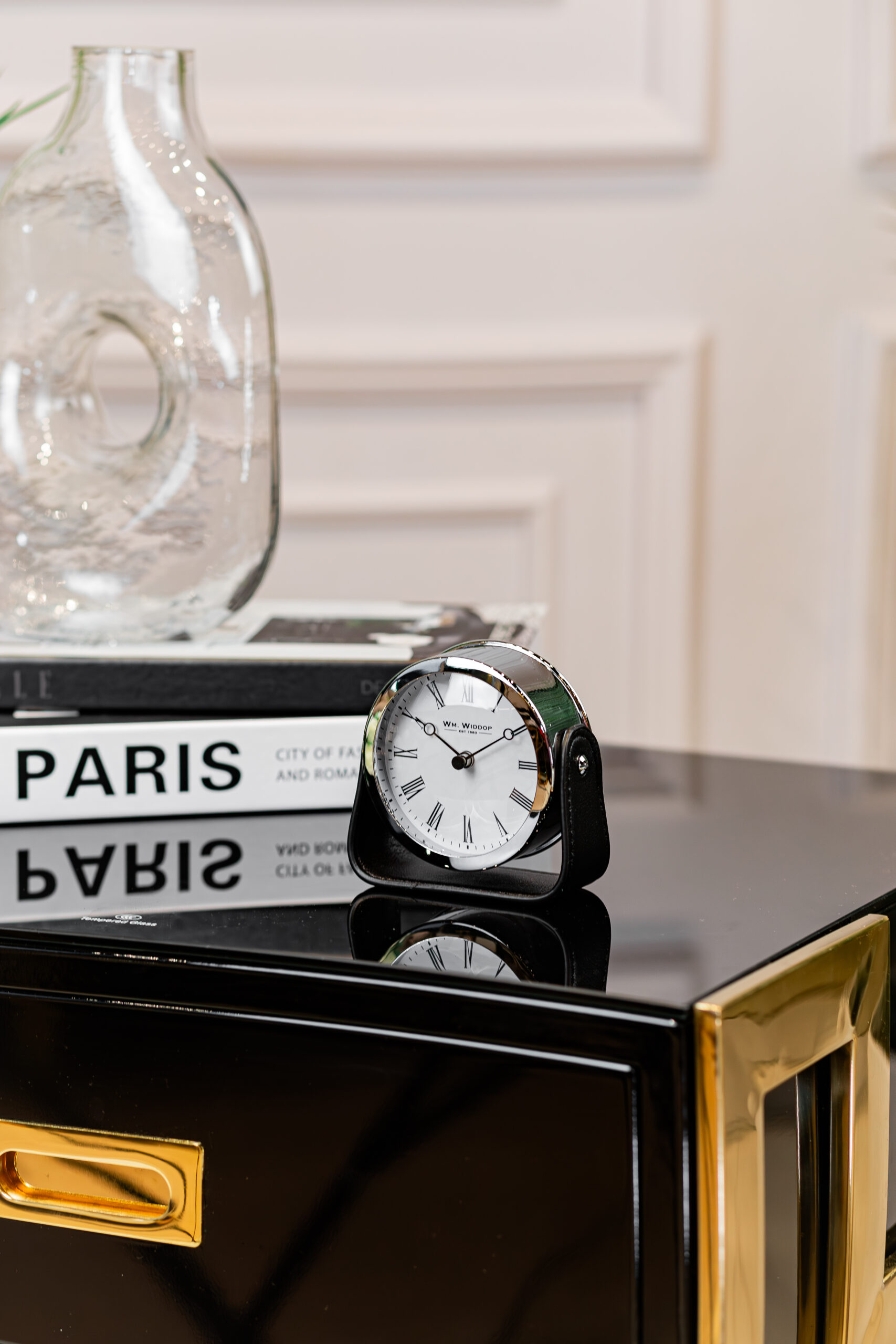 ZEGAR KOMINKOWY srebrny, na czarnym skórzanym stojaku, nowoczesny, piękny ZEGAR KOMINKOWY srebrny, na czarnym skórzanym stojaku, nowoczesny, piękny