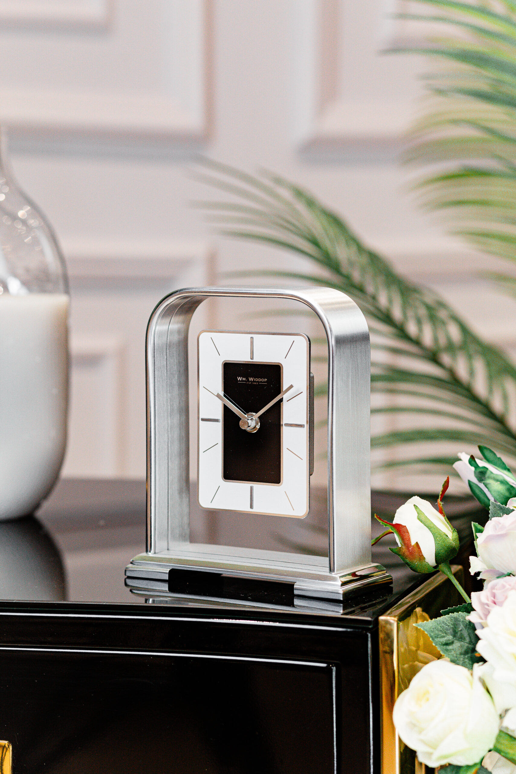 ZEGAR STOJĄCY srebrny metalowy o zaokrąglonych rogach, czarny detal, nowoczesny styl-1 ZEGAR STOJĄCY srebrny metalowy o zaokrąglonych rogach, czarny detal, nowoczesny styl-1